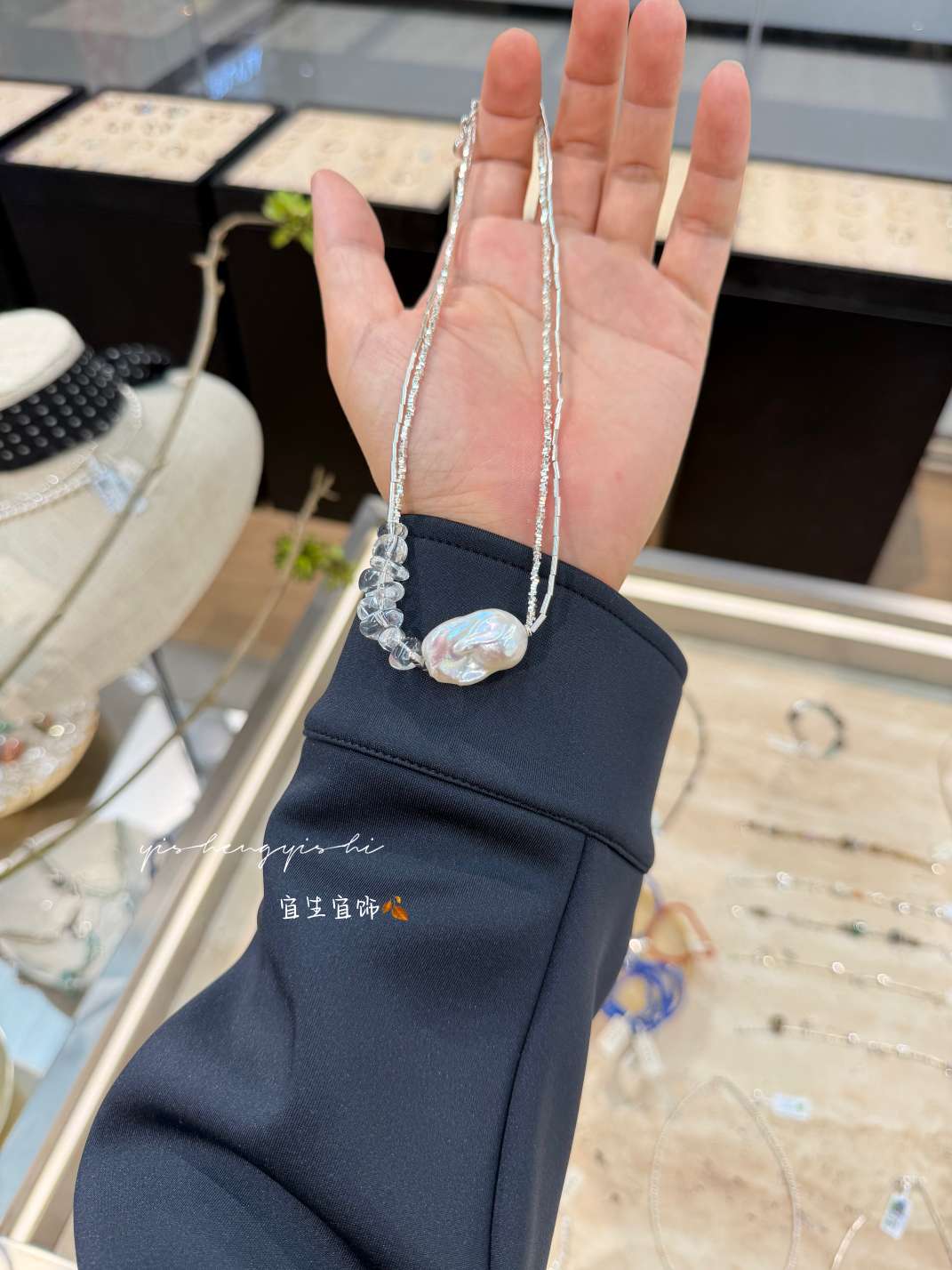 This pure silver Baroque pearl necklace features a simple, fashionable and trendy design details Picture