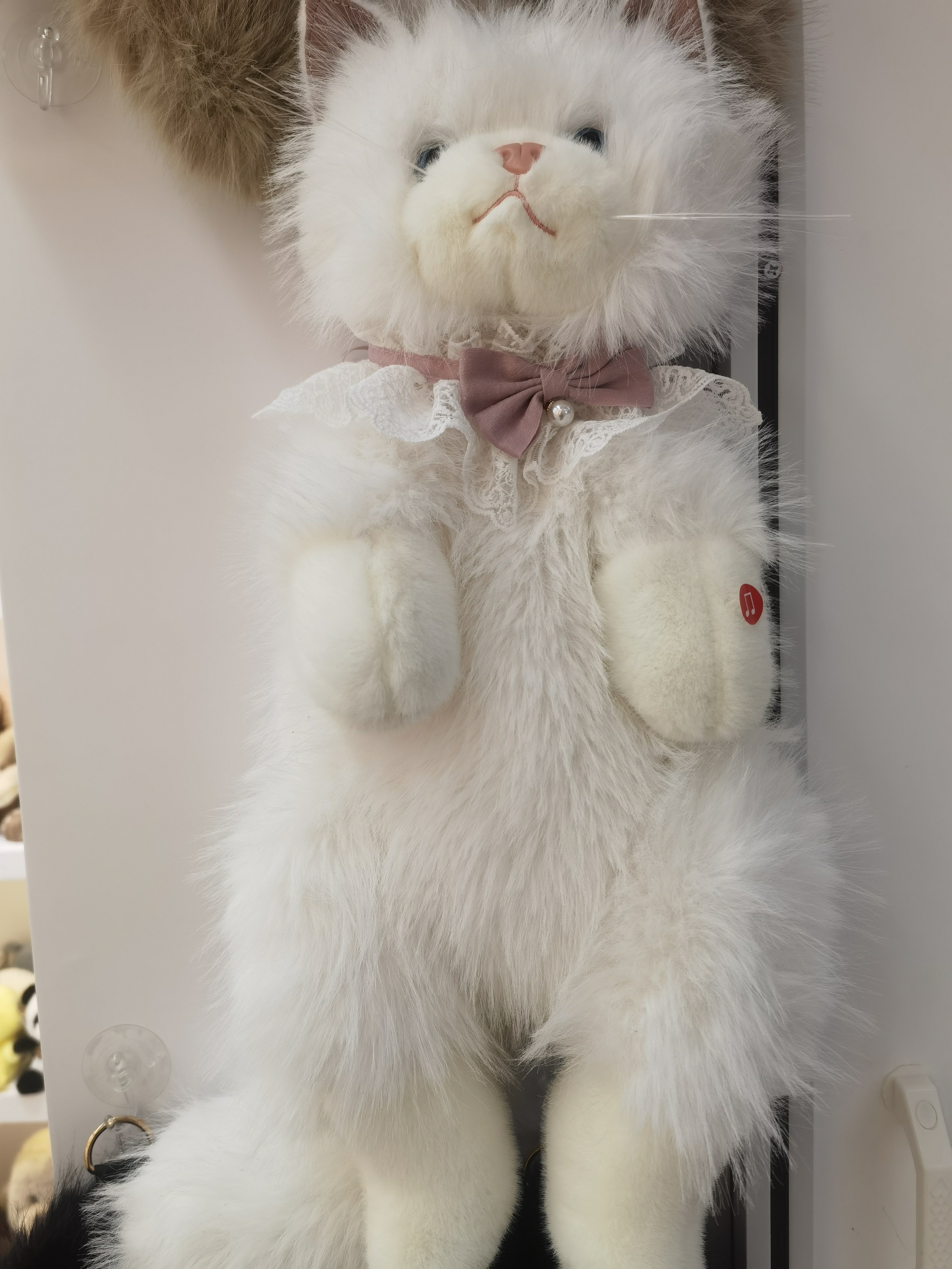 35CM cute pets are coming! This white plush cat wearing a lace bow is so adorable that it instantly captured the hearts of countless girls.