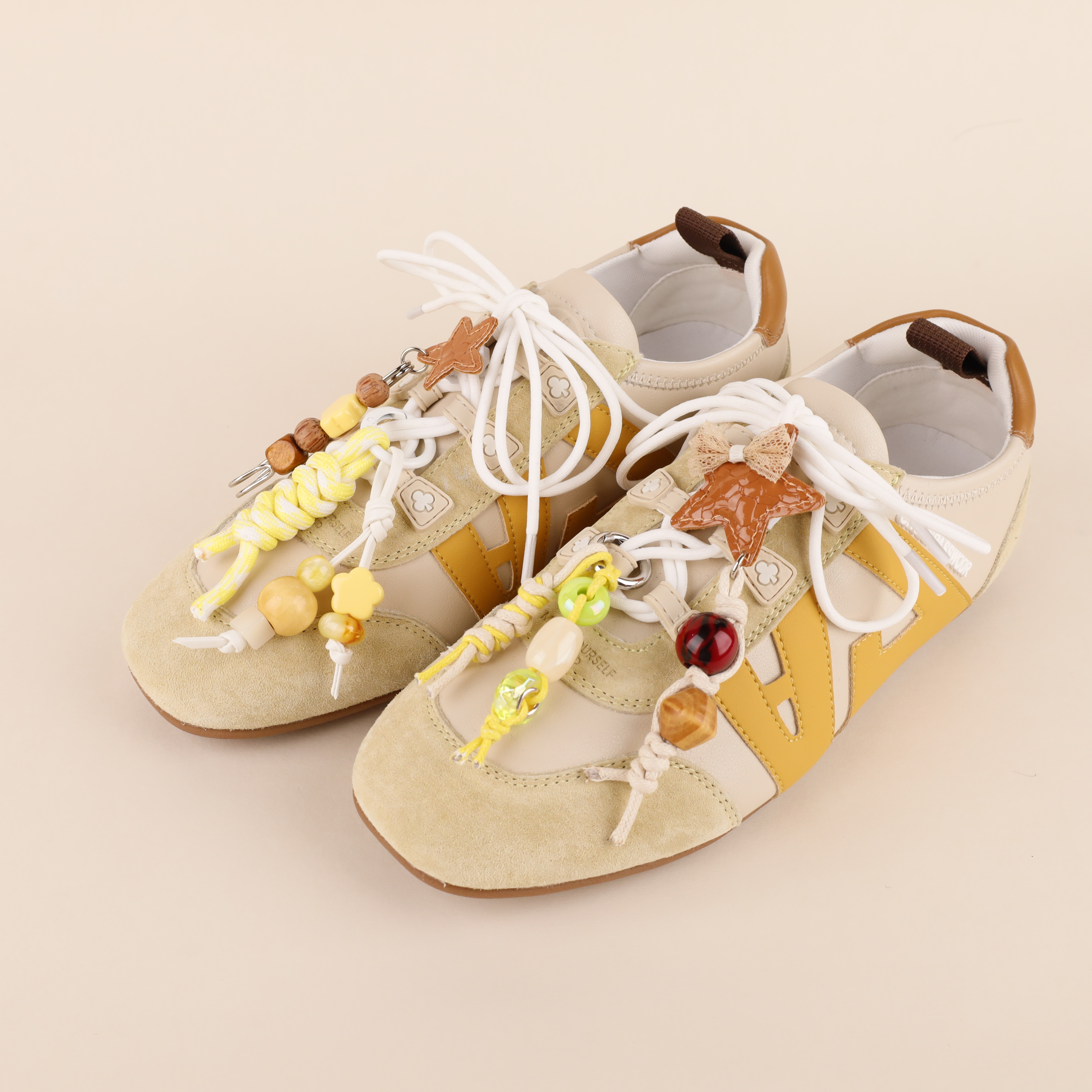 可爱童鞋配饰潮流，萌趣星星珠串设计，点亮童趣时尚。