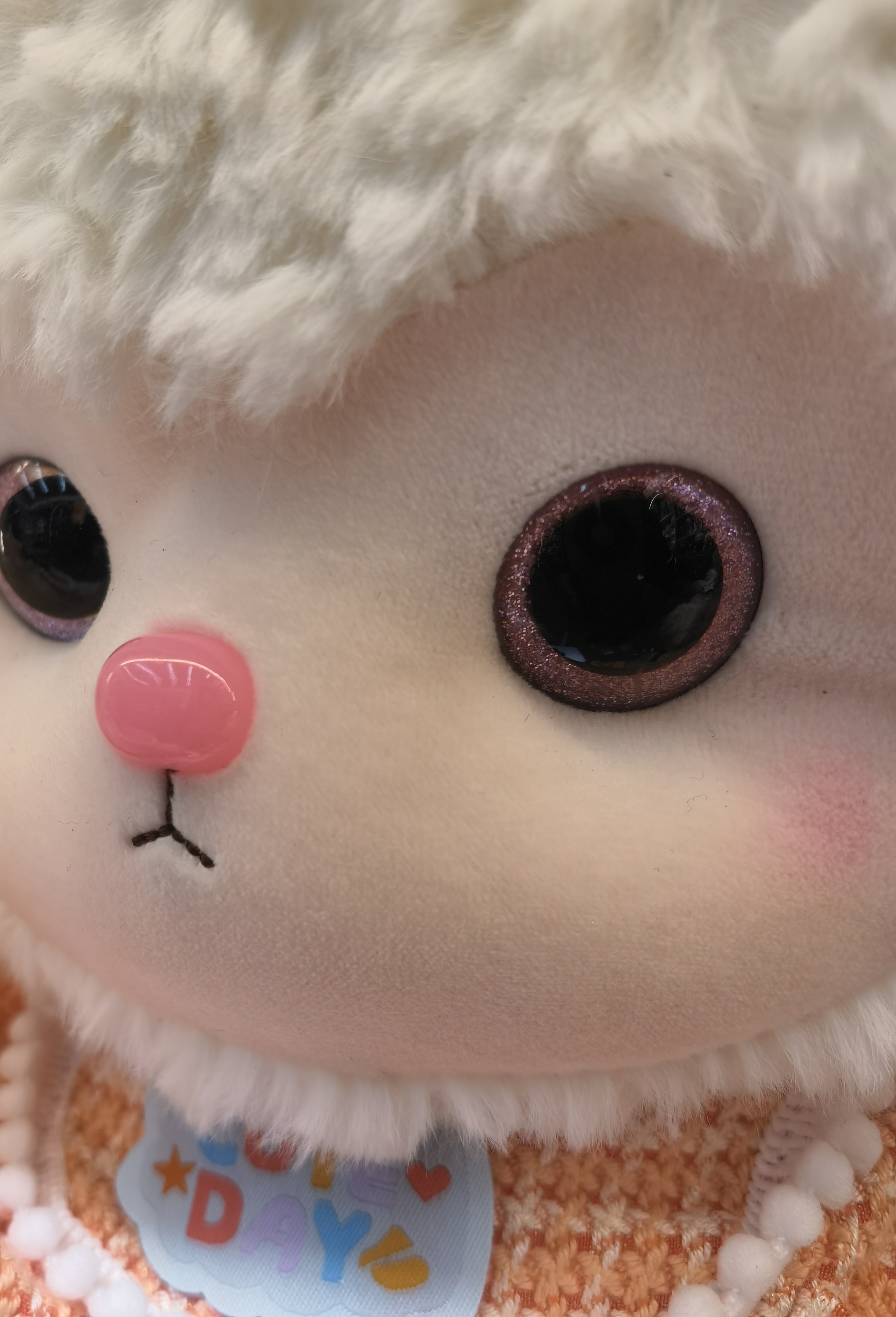 35CM cute little lamb doll, so adorable! The pastel color combination and checkered bow make this cute and soothing pet instantly a favorite. Specification image