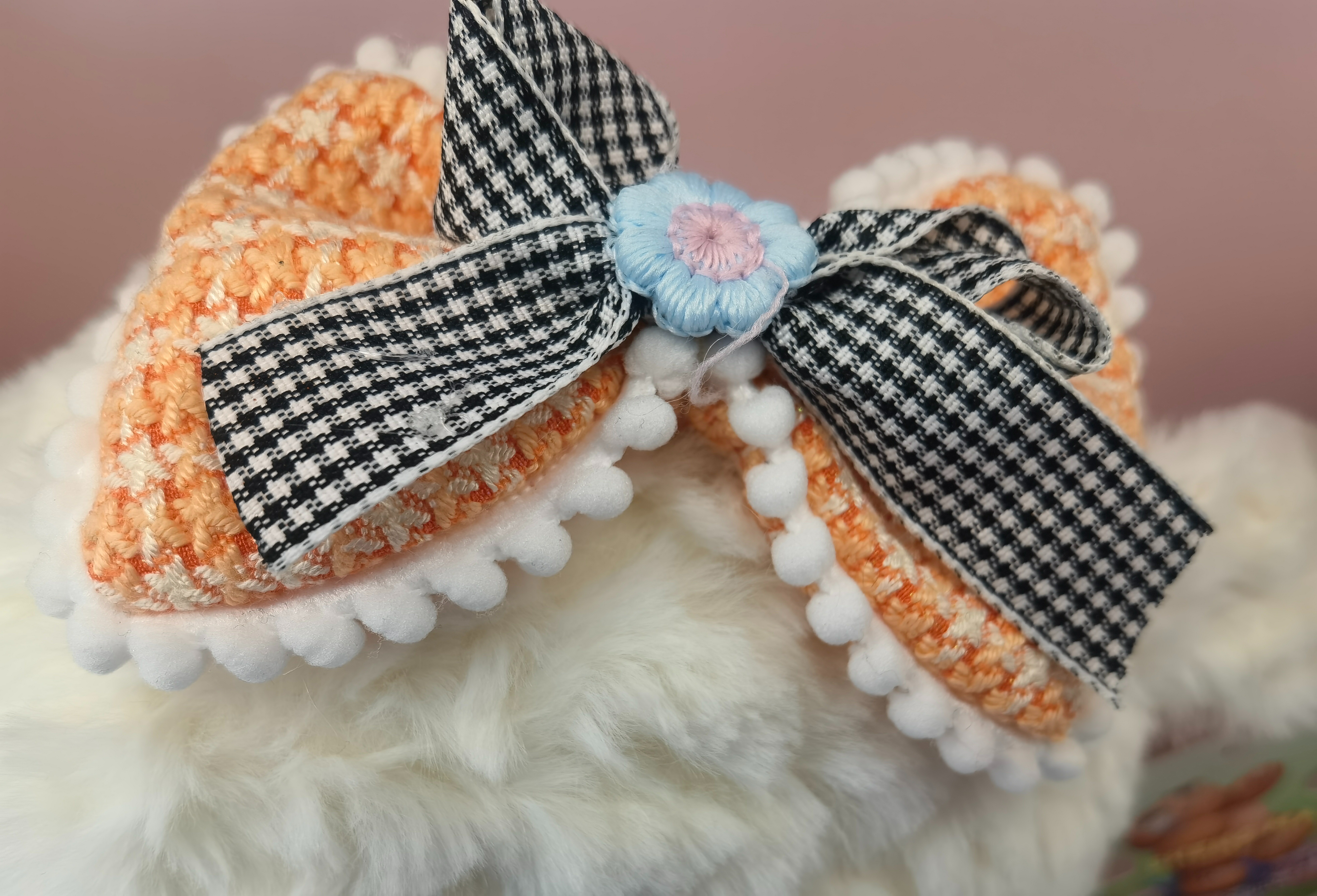 35CM cute little lamb doll, so adorable! The pastel color combination and checkered bow make this cute and soothing pet instantly a favorite. Application Scenario