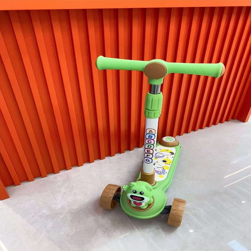 儿童滑板车/童车自行车/滑板车/婴儿车/婴儿服装白底实物图