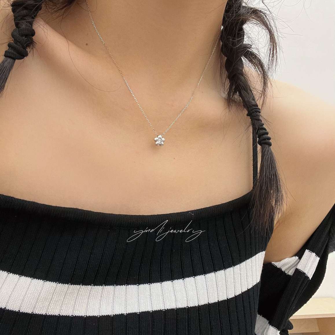 This pure silver small flower necklace is a simple, fashionable, trendy and versatile design details Picture