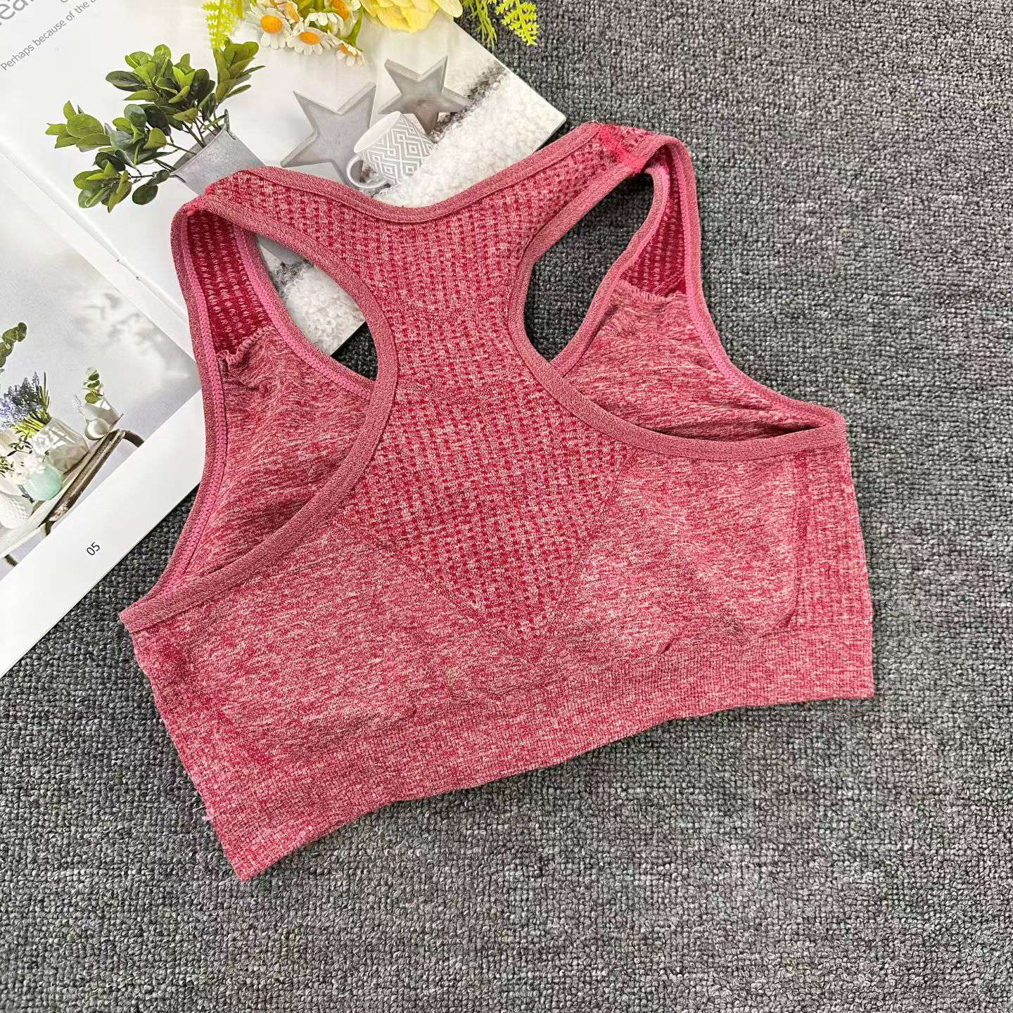 The sporty, sexy and seamless tight-fitting bra for women makes their small breasts look larger. The top is designed to tuck in the breast and prevent sagging. The bra cover is made of soft and skin-friendly fabric, which fits the chest shape without pressing on it. It won't feel stuffy even after long-term wear. Qni Application Scenario