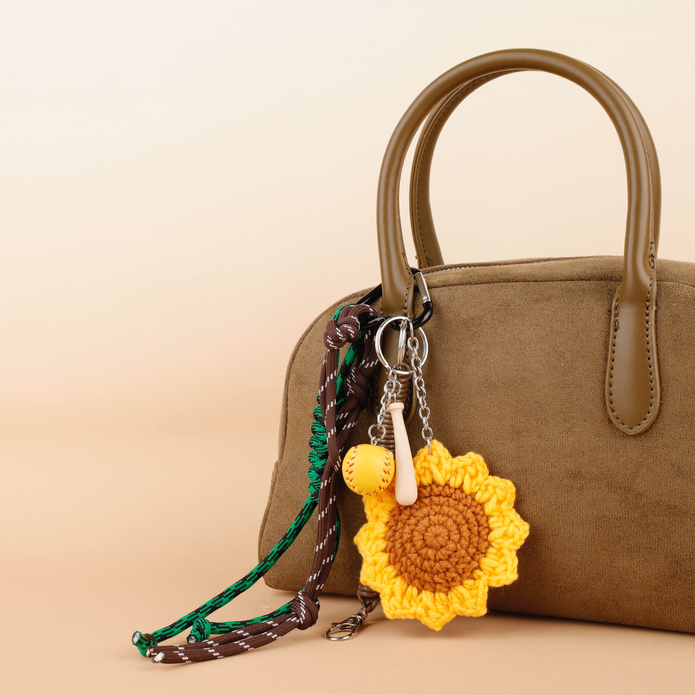 手工钩织向日葵挂件点亮棕色包包，文艺清新风来袭！