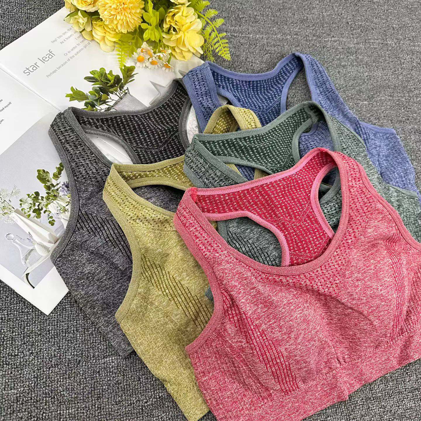 The sporty, sexy and seamless tight-fitting bra for women makes their small breasts look larger. The top is designed to tuck in the breast and prevent sagging. The bra cover is made of soft and skin-friendly fabric, which fits the chest shape without pressing on it. It won't feel stuffy even after long-term wear. Qni details Picture