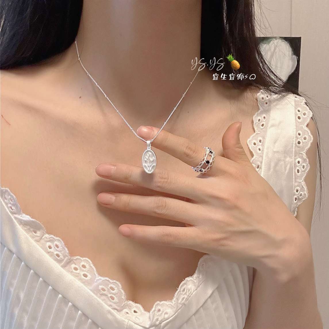 This pure silver tulip necklace is a simple, fashionable, trendy and versatile design bracelet Specification image