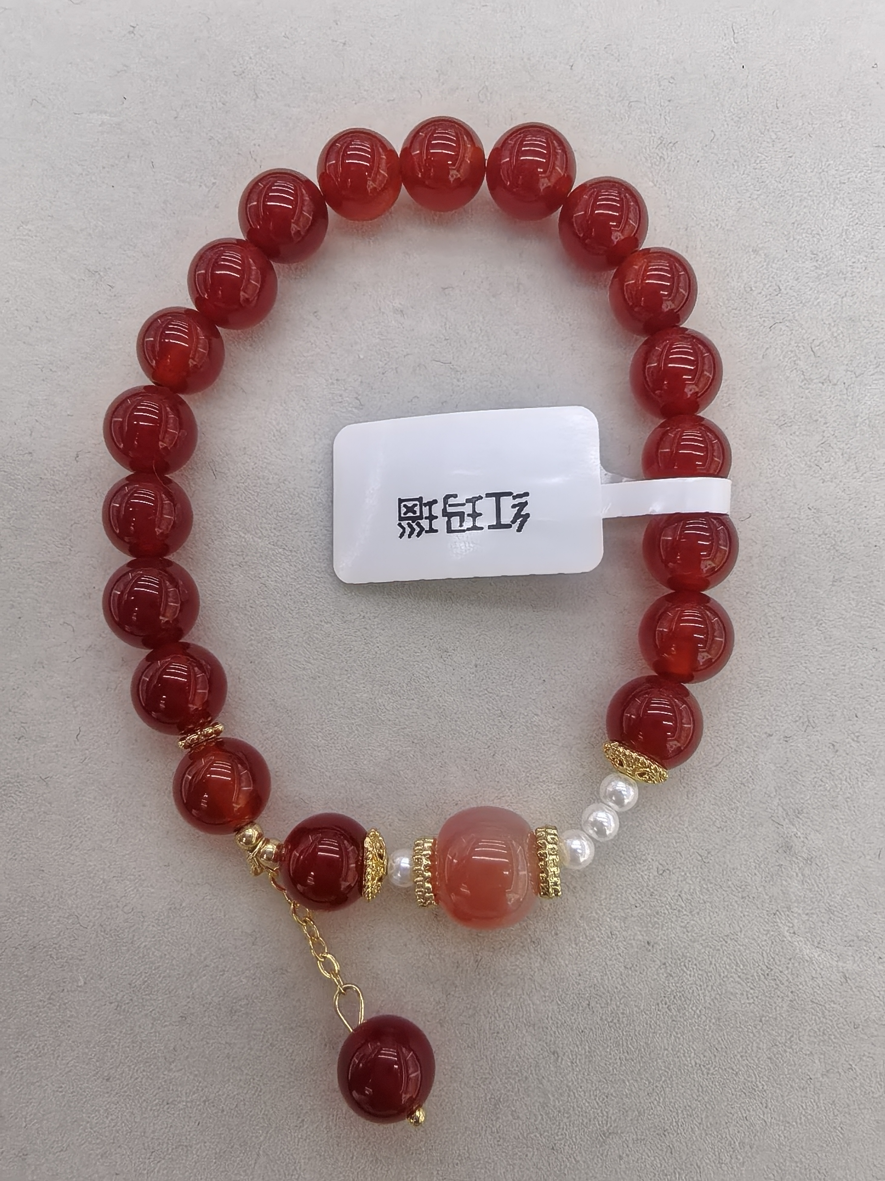 红玛瑙珍珠被视为吉祥、富贵的象征，古代称 “赤玉”，佛教中列为 “七宝” 之一。