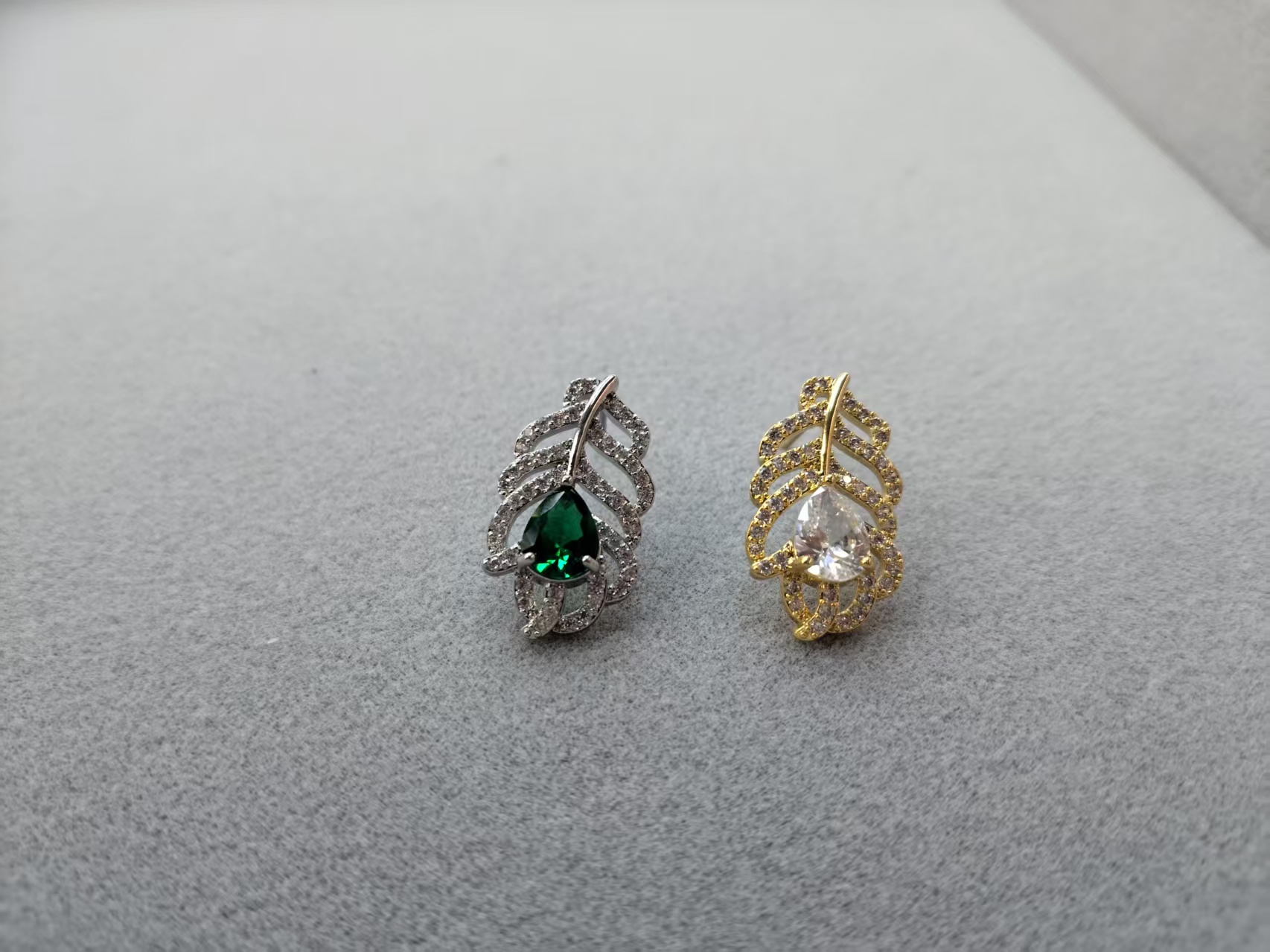 In 2025, the new Waka Mi model features a versatile, elegant and exquisite leaf-shaped design, with classic and fashionable accents and sparkling zircon ear studs details Picture