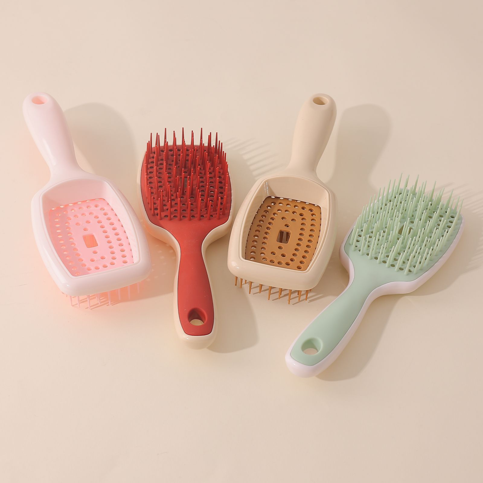 Baihe's new four-color candy comb makes it easy to manage hair without tangles and smooth with just one comb. It's a multi-functional massage comb Application Scenario