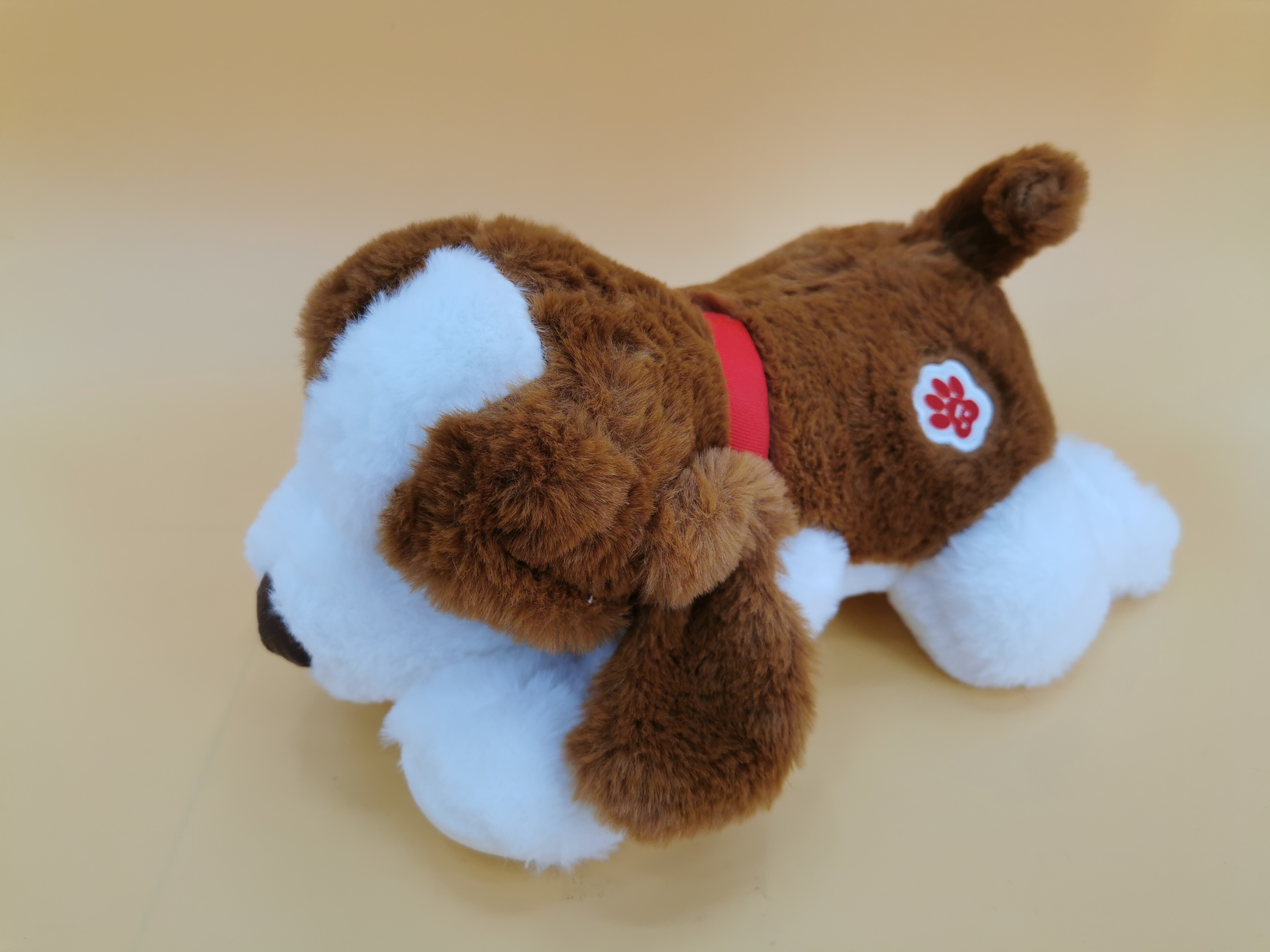 A cute pet blind box that can lift feet, move and bark randomly unlocks a puppy. Pressing it triggers a barking sound, a children's surprise toy