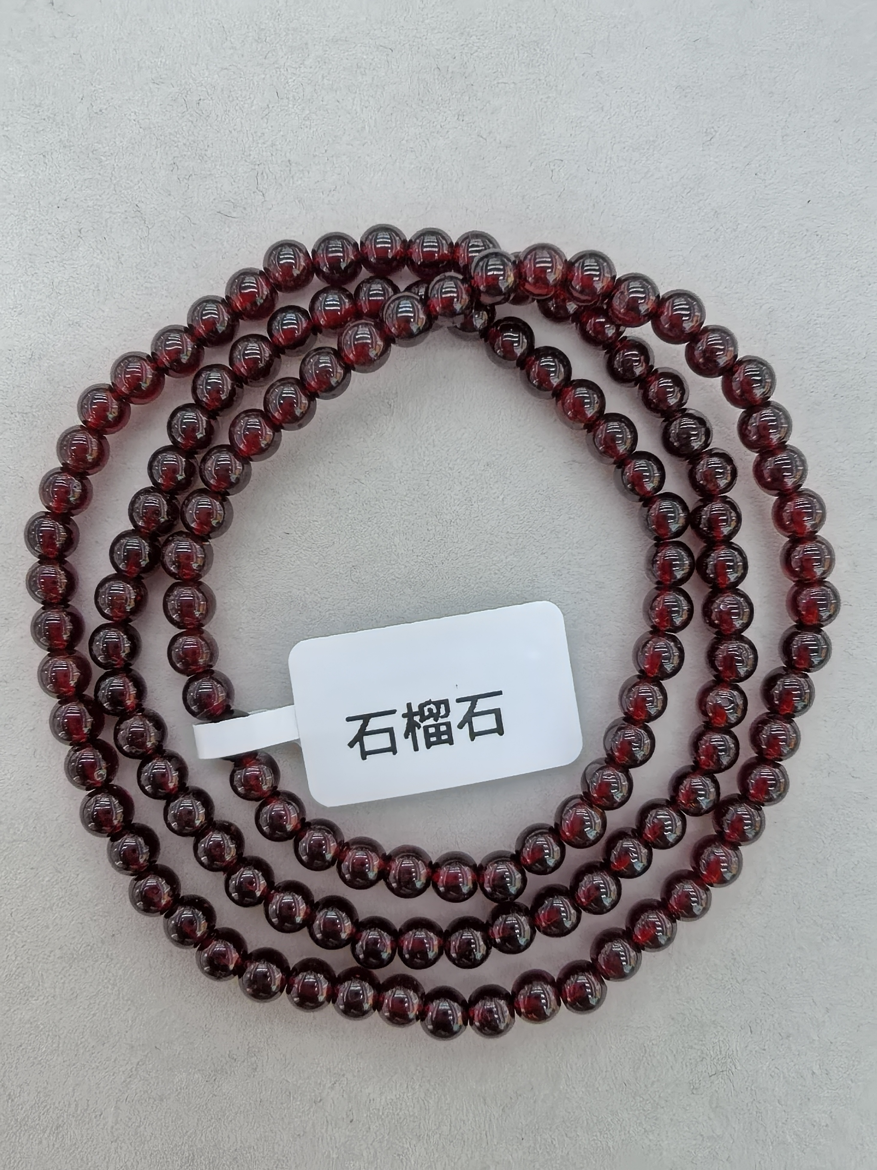 石榴石：热情活力的能量火种，被誉为“生命之力的红色宝石”，因晶体色泽酷似成熟的石榴籽而得名。