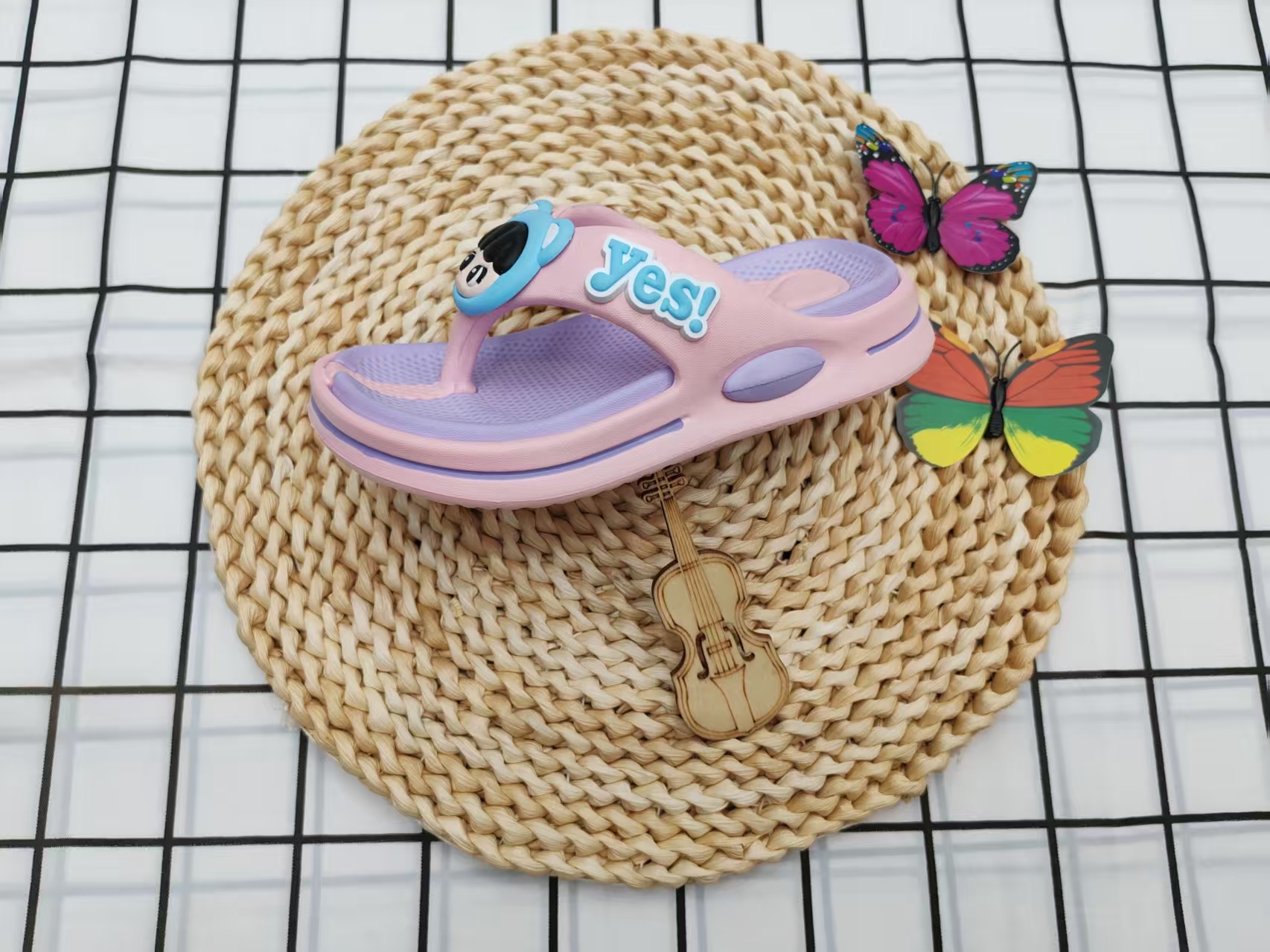 Children's fashionable thick-soled flip-flops with a feeling of stepping on feces Specification drawing