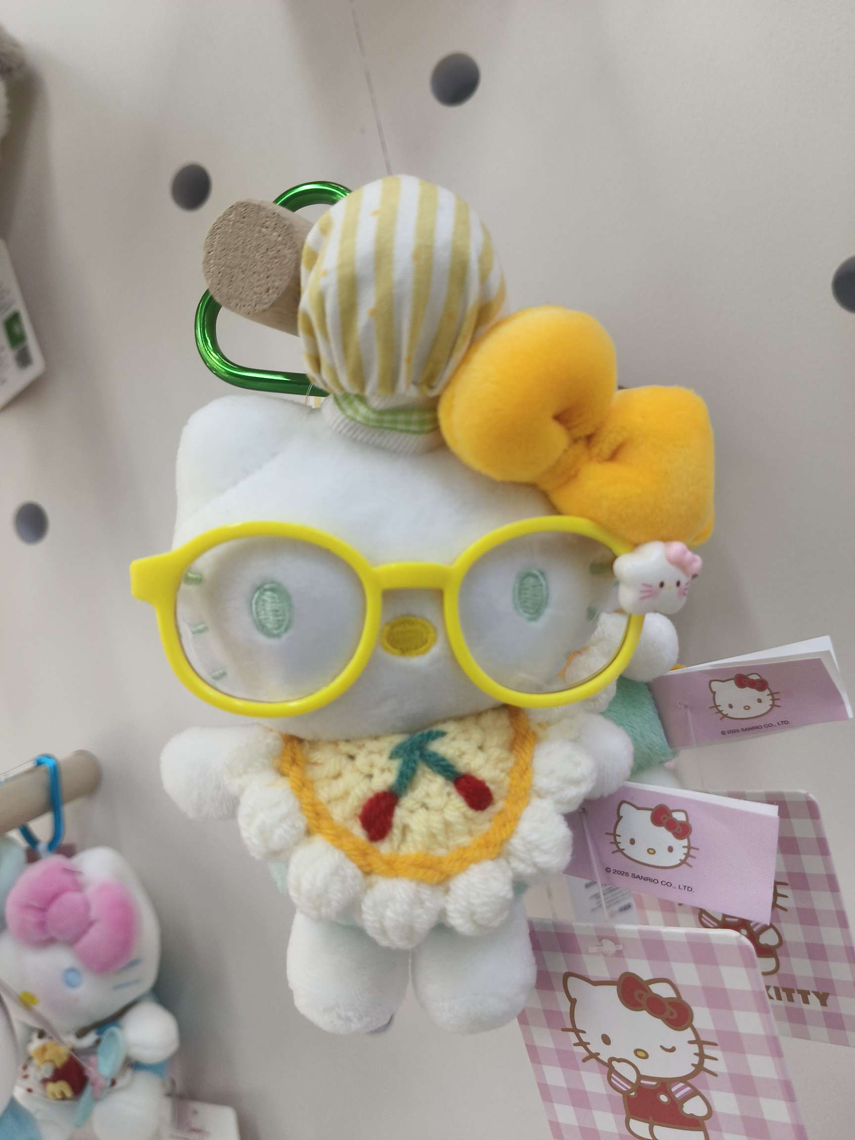 黄樱桃围兜帽+站姿绿KT猫