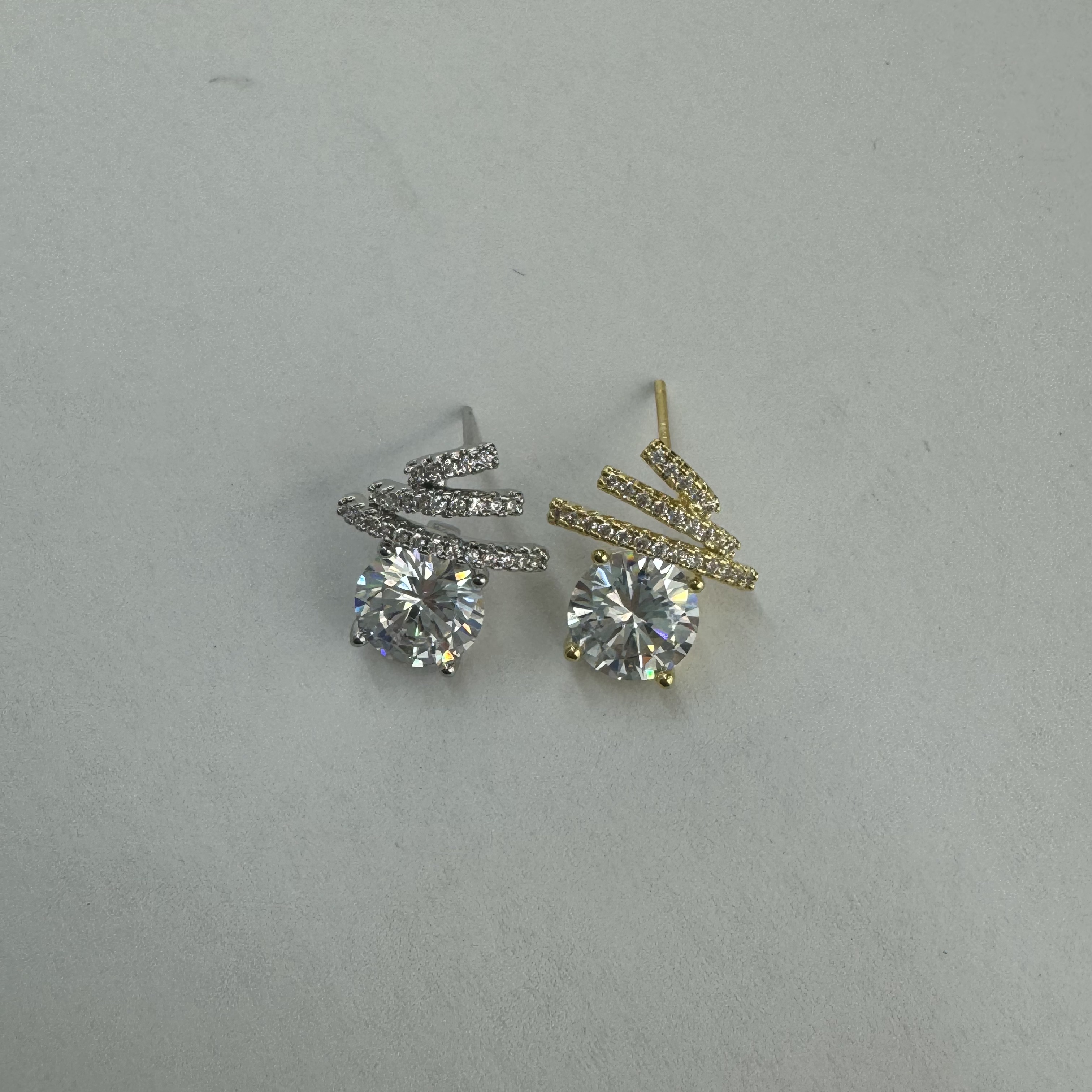 In 2025, the new Waka Mi model features high-end, stylish, exquisite, delicate, versatile, fashionable and elegant zirconia ear studs that shine brilliantly Item Picture