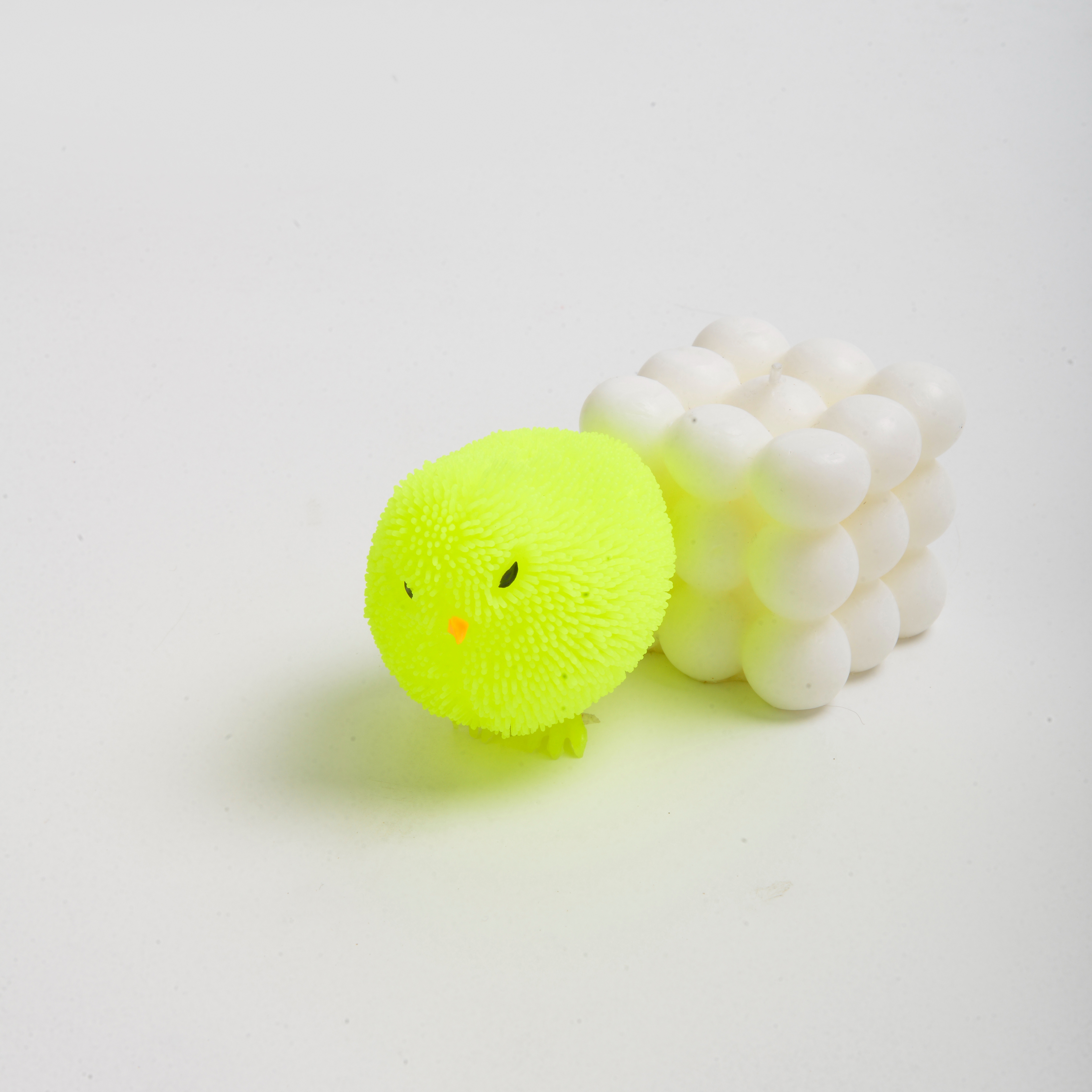 Decompression chick TPR toy, squeeze and play, eco-friendly soft gel flashing toy, customizable color and size, no deformation. Application Scenario