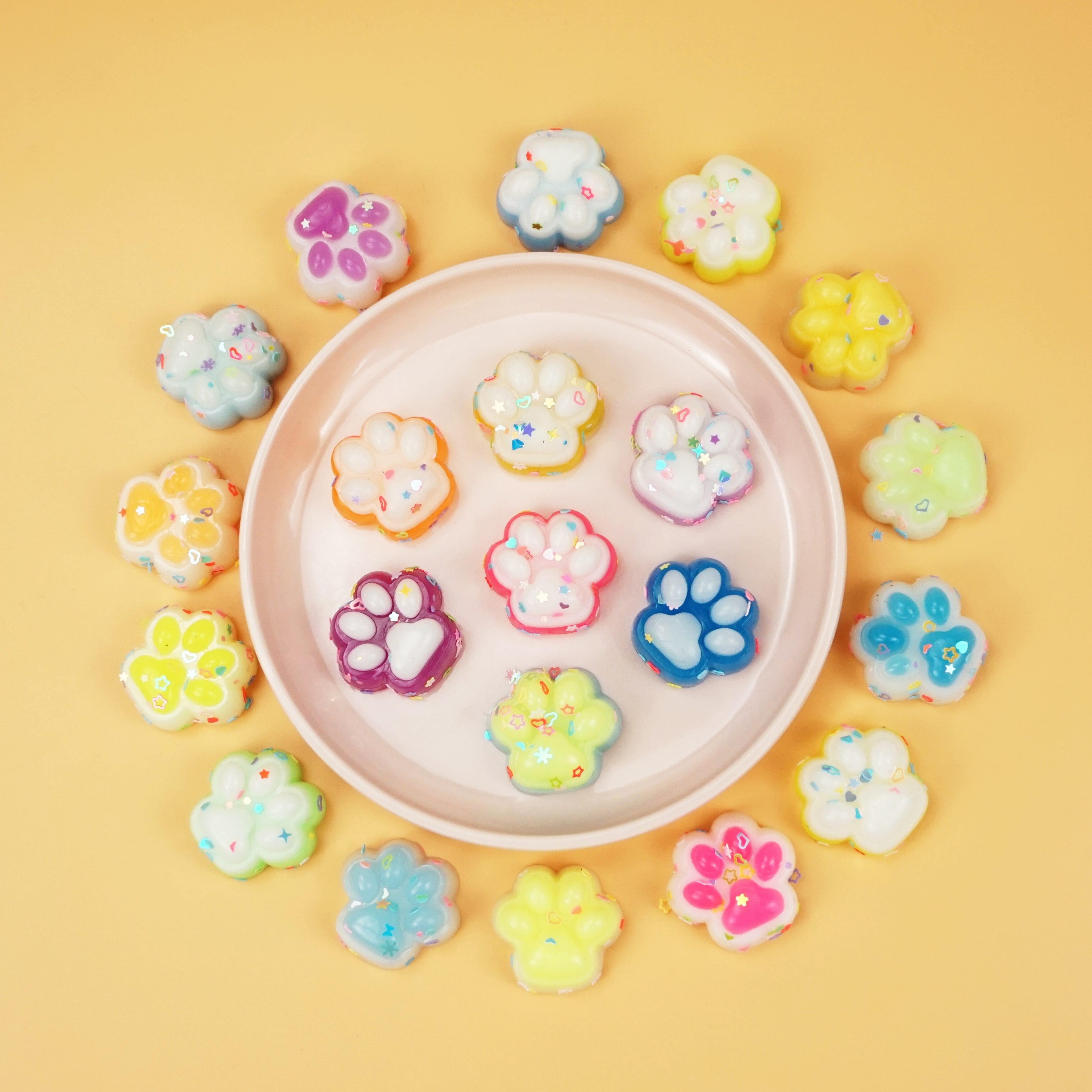 مخالب القط الصغير يضغط على الألعاب