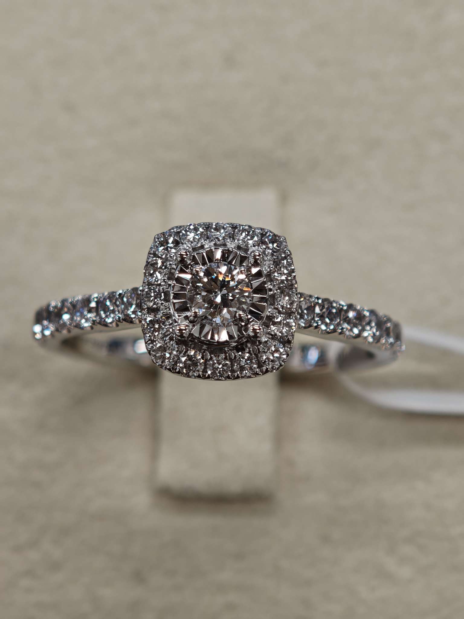 9K白镶嵌培育钻石方形戒指💍珠宝