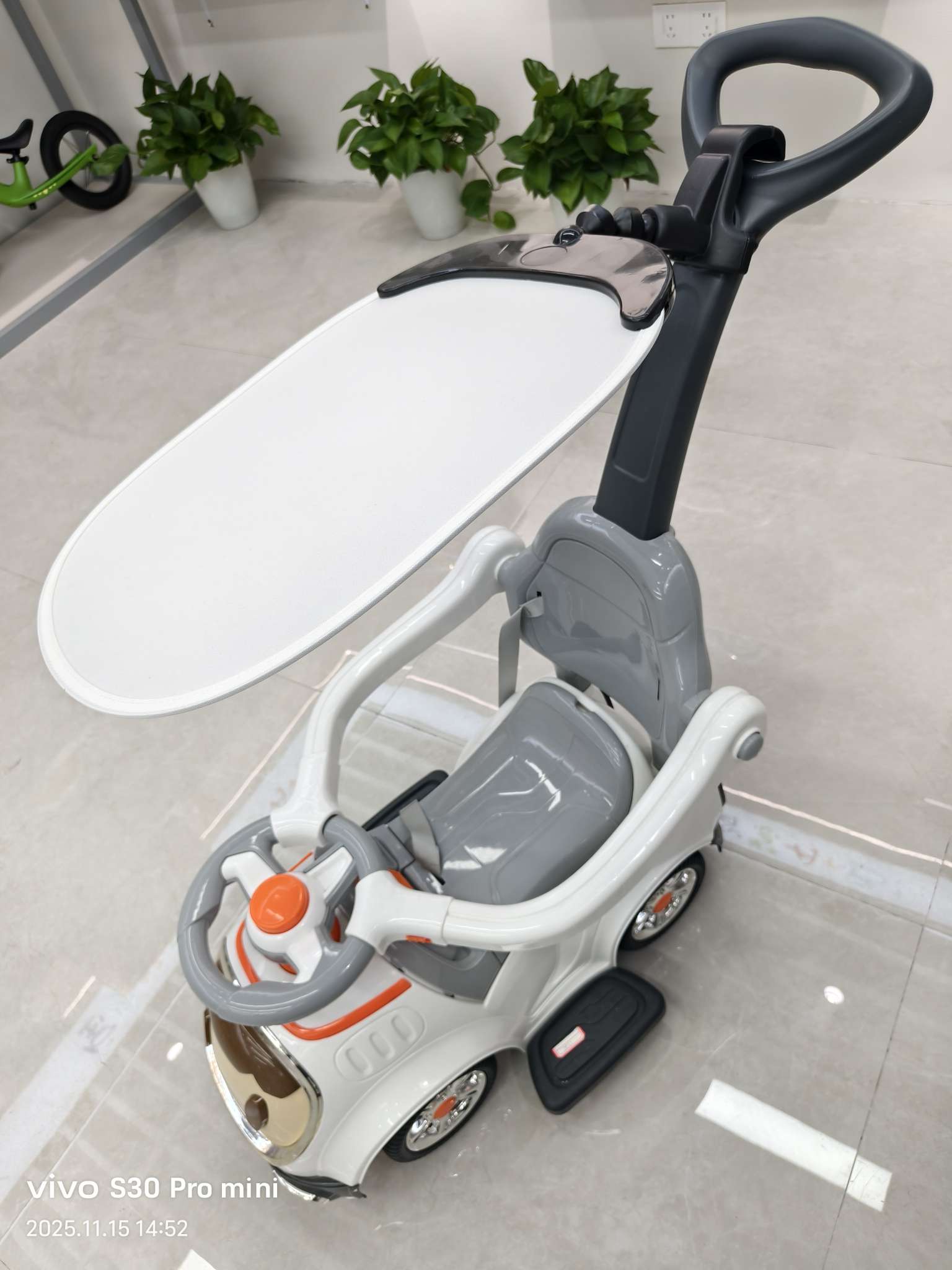 婴儿推车实物图