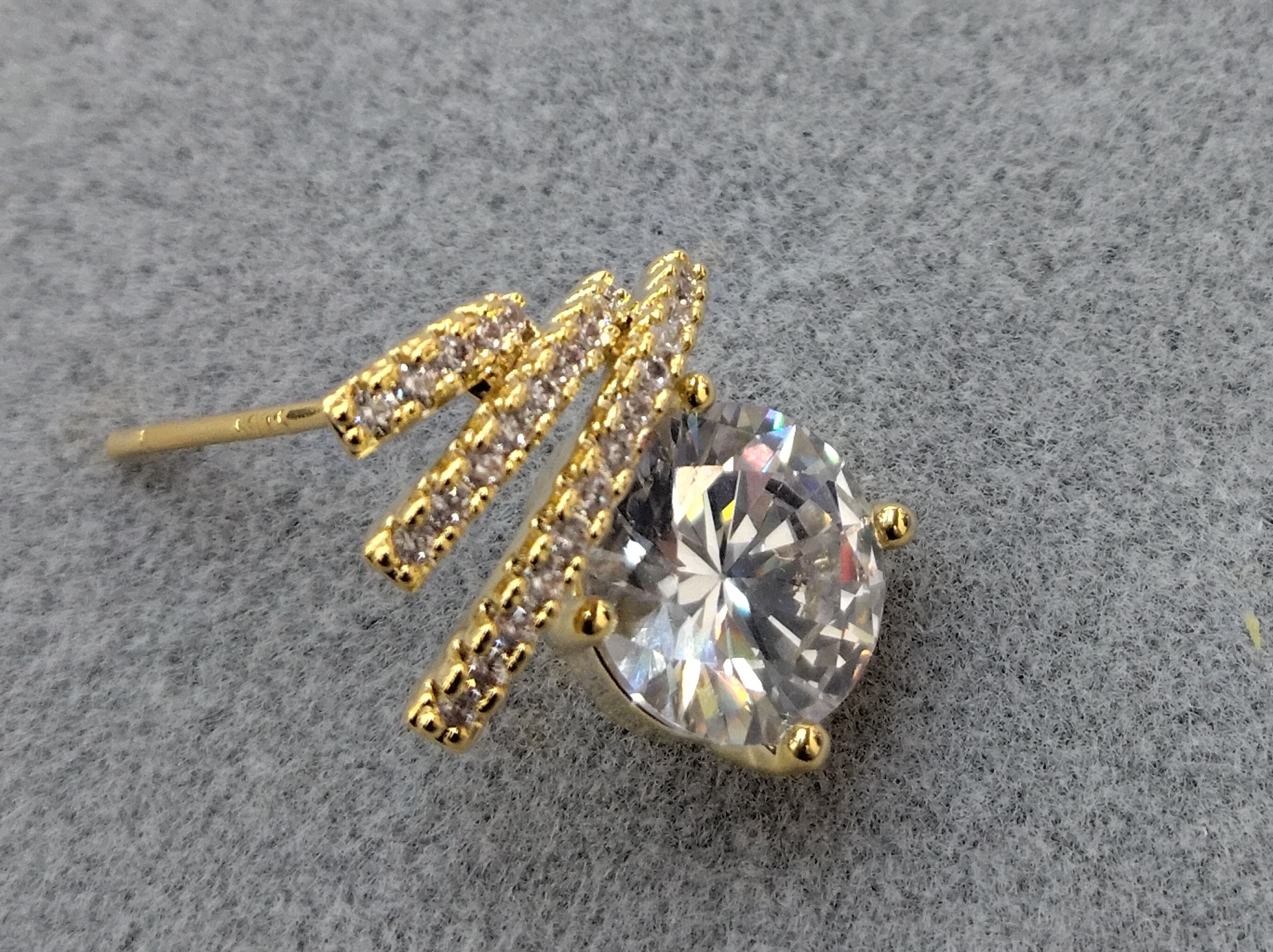 In 2025, the new Waka Mi model features high-end, stylish, exquisite, delicate, versatile, fashionable and elegant zirconia ear studs that shine brilliantly Specification image