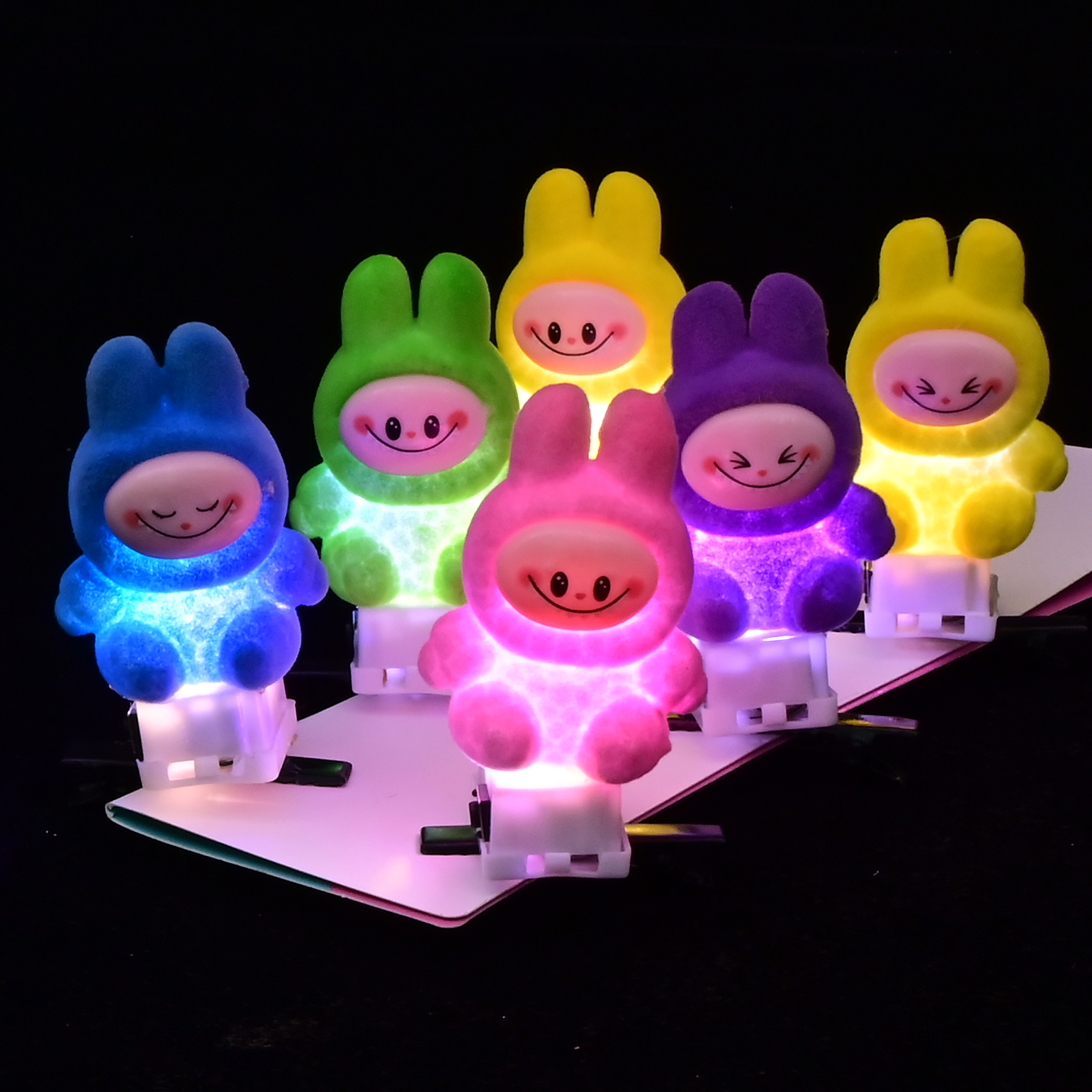 The new popular online product is selling a plush hairpin headpiece with a sprouting clip, a children's three-dimensional spring animal flocking hairpin