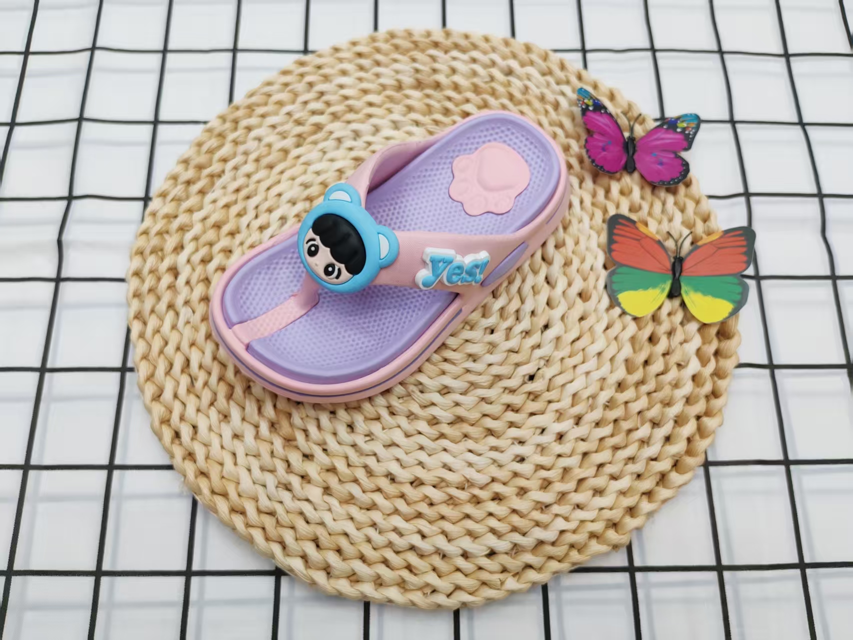 Children's fashionable thick-soled flip-flops with a feeling of stepping on feces details Picture