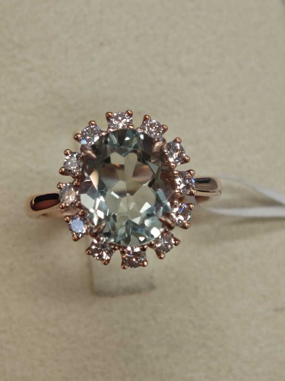 9K红镶嵌培育钻石和绿晶石戒指珠宝