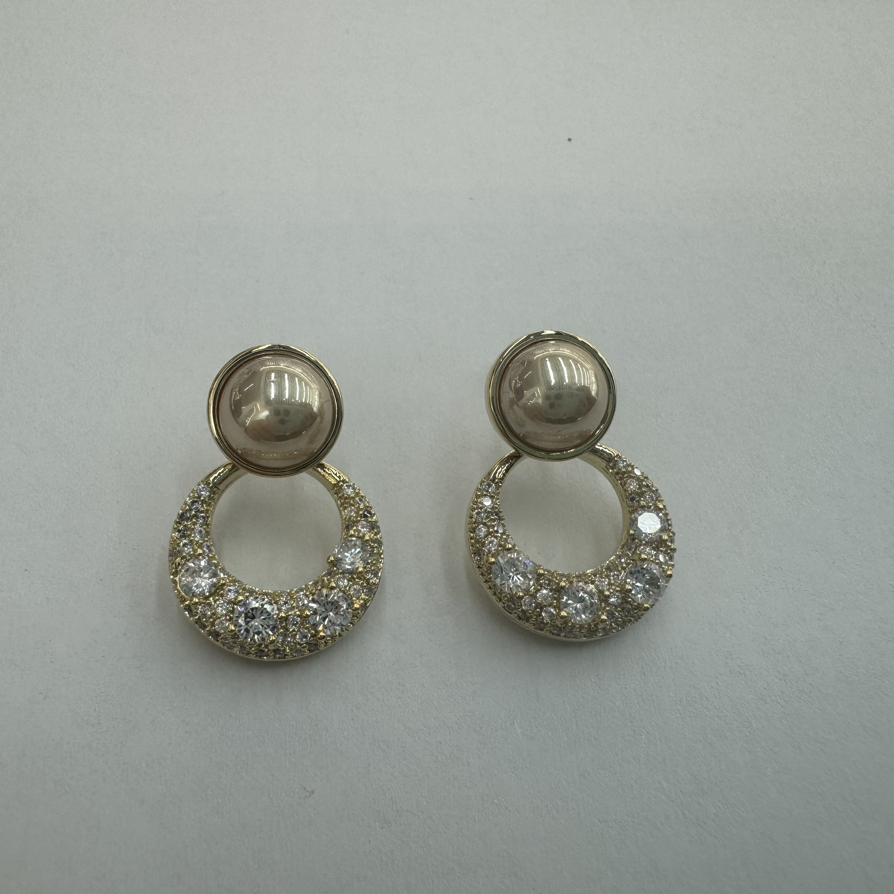 The new Waka Mi pearl earrings of 2025 are versatile, elegant, exquisite and classic. They are decorated with glittering zircon earrings Item Picture