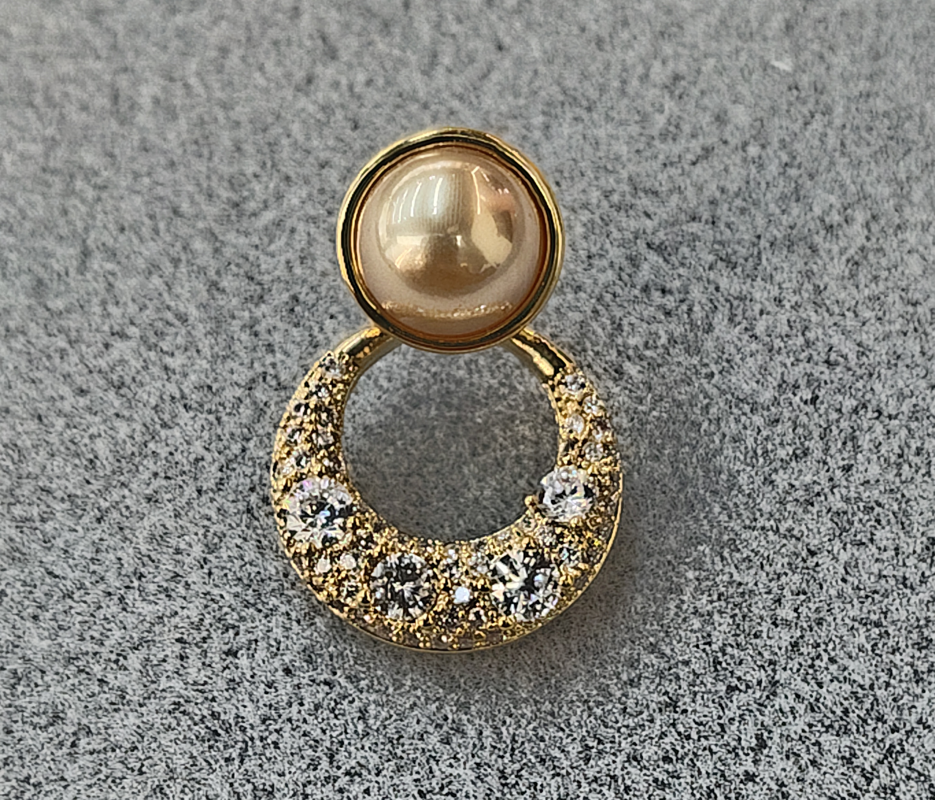 The new Waka Mi pearl earrings of 2025 are versatile, elegant, exquisite and classic. They are decorated with glittering zircon earrings details Picture