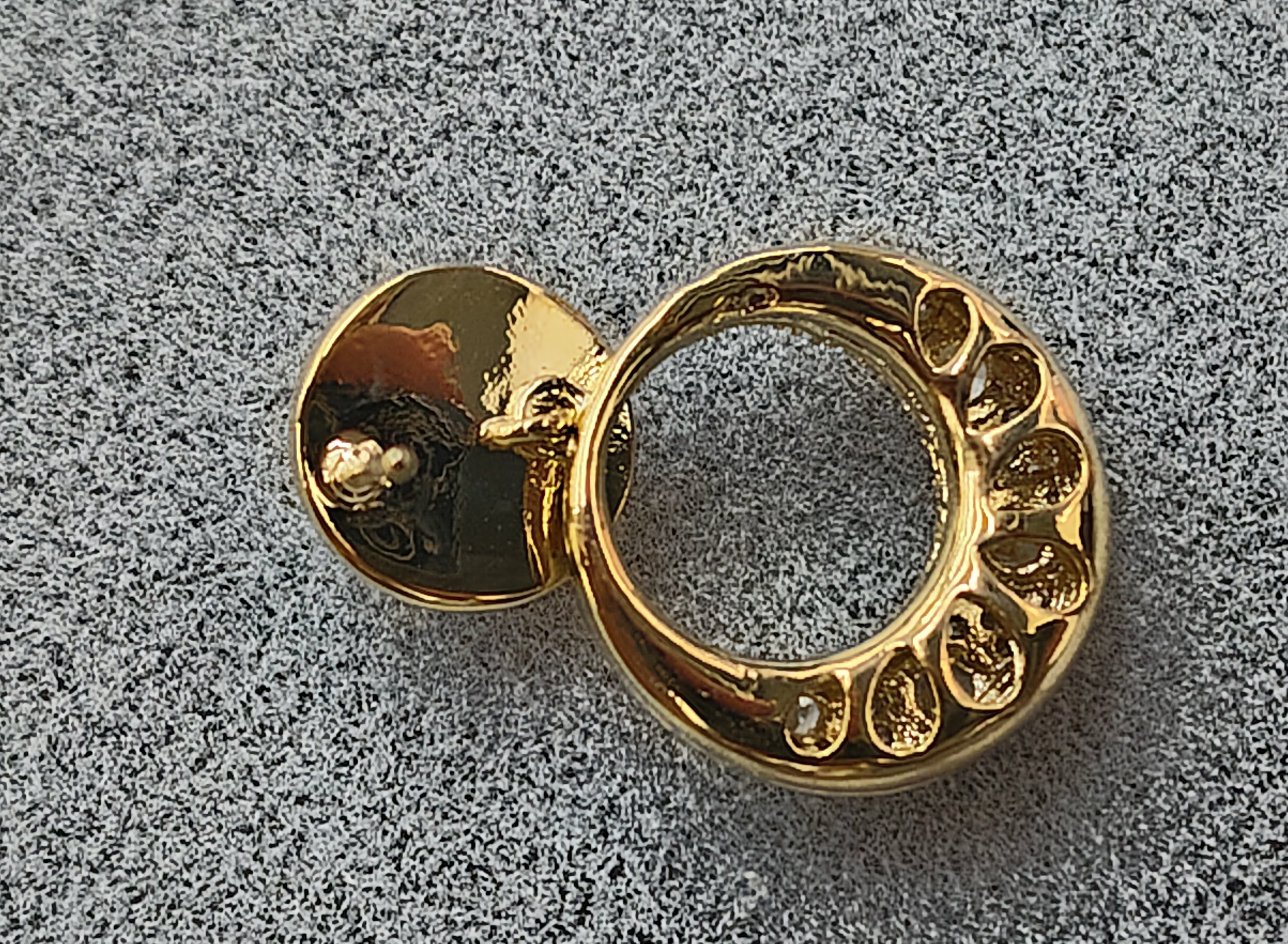 The new Waka Mi pearl earrings of 2025 are versatile, elegant, exquisite and classic. They are decorated with glittering zircon earrings Application Scenario