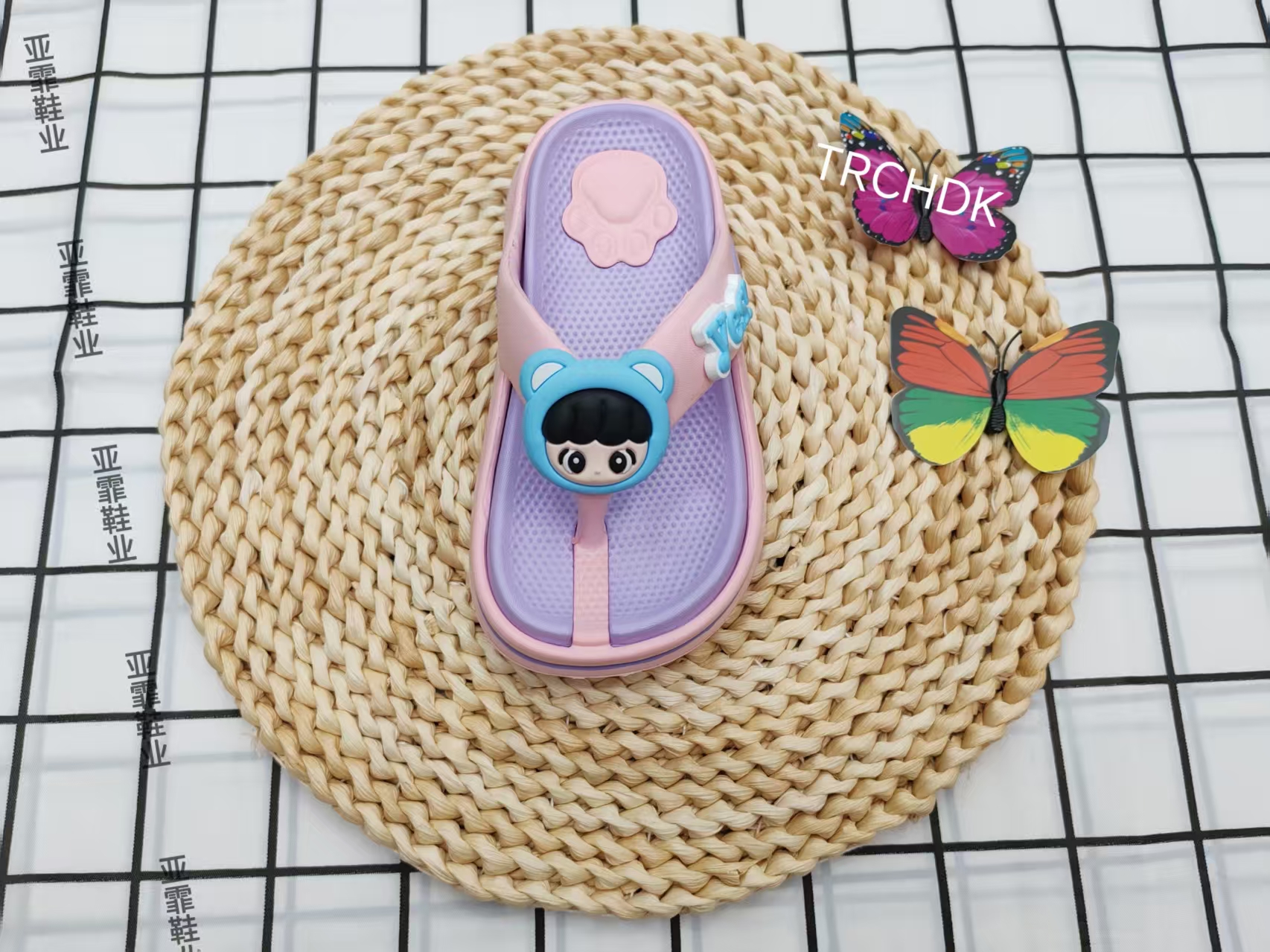 Children's fashionable thick-soled flip-flops with a feeling of stepping on feces full figure