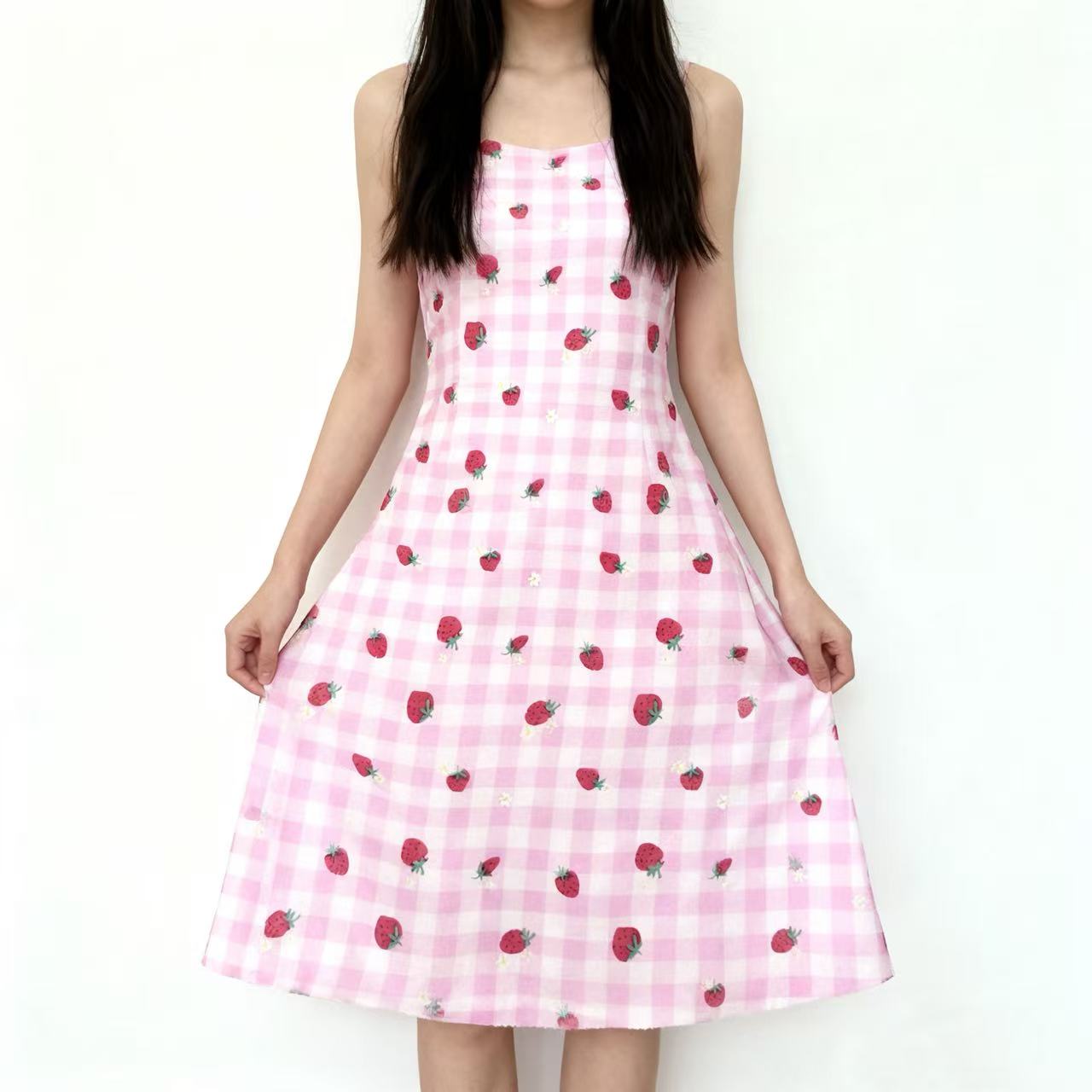 Factory direct sales of 30 pieces of artificial cotton printed pink and white checkered strawberry printed fabric, starting from 50 meters. Skin-friendly, breathable, fresh and sweet style, handmade DIY/ women's and children's clothing fabric artificial cotton Application Scenario
