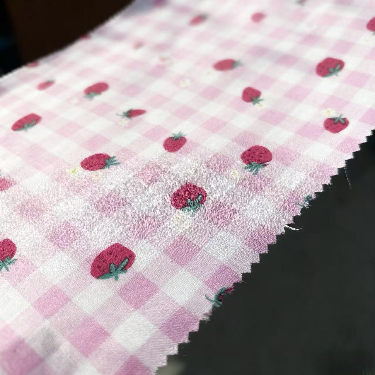 Factory direct sales of 30 pieces of artificial cotton printed pink and white checkered strawberry printed fabric, starting from 50 meters. Skin-friendly, breathable, fresh and sweet style, handmade DIY/ women's and children's clothing fabric artificial cotton Specification image