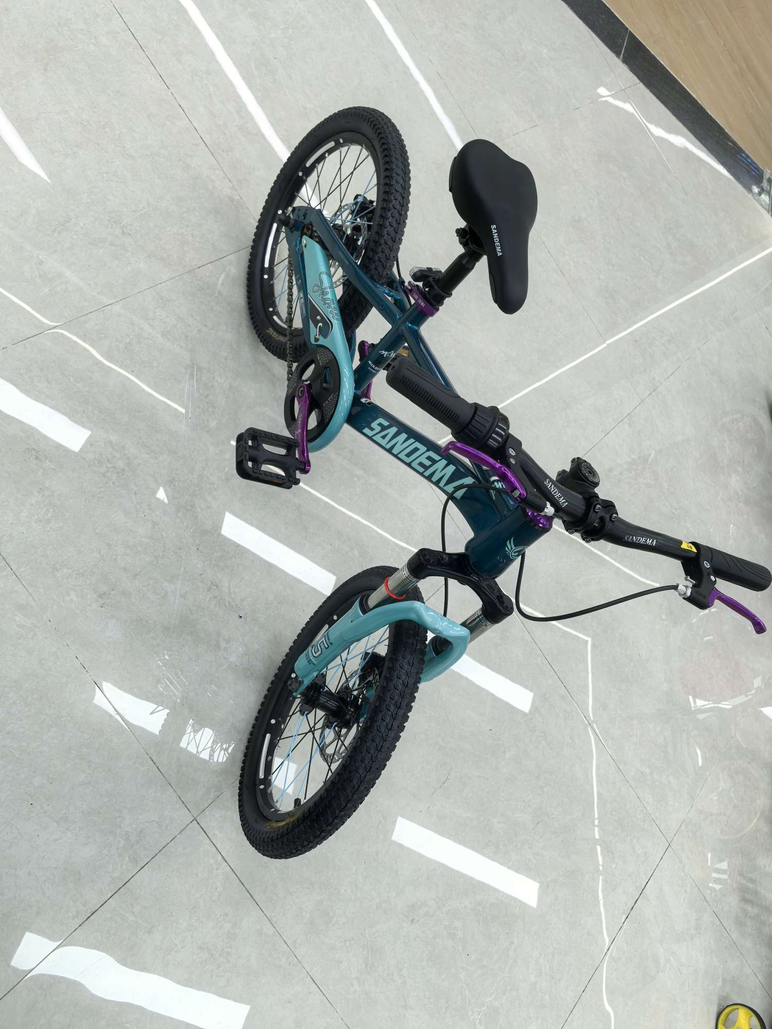 公路自行车赛车运动户外骑行装备轻量耐用专业公路车配件产品图