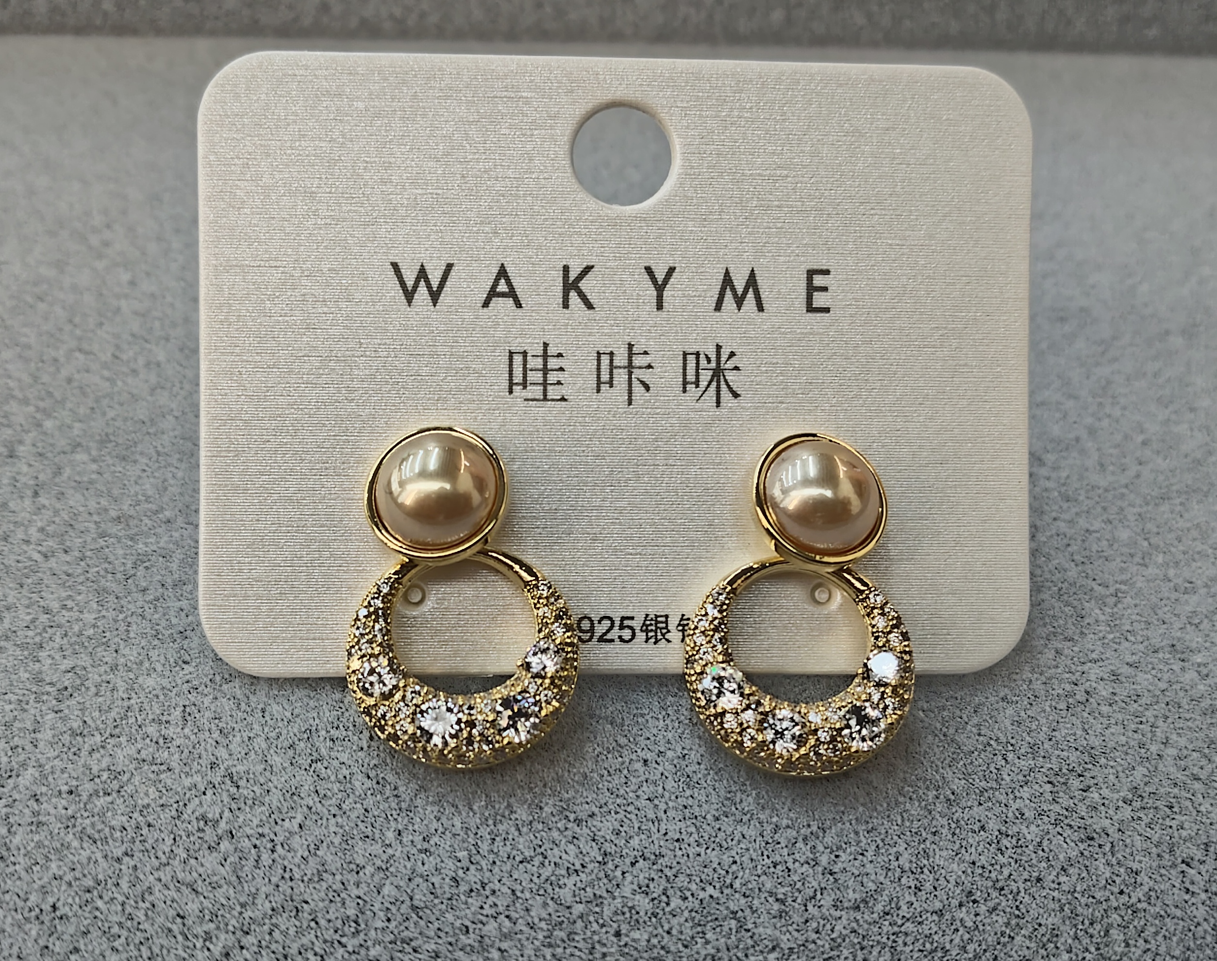 The new Waka Mi pearl earrings of 2025 are versatile, elegant, exquisite and classic. They are decorated with glittering zircon earrings