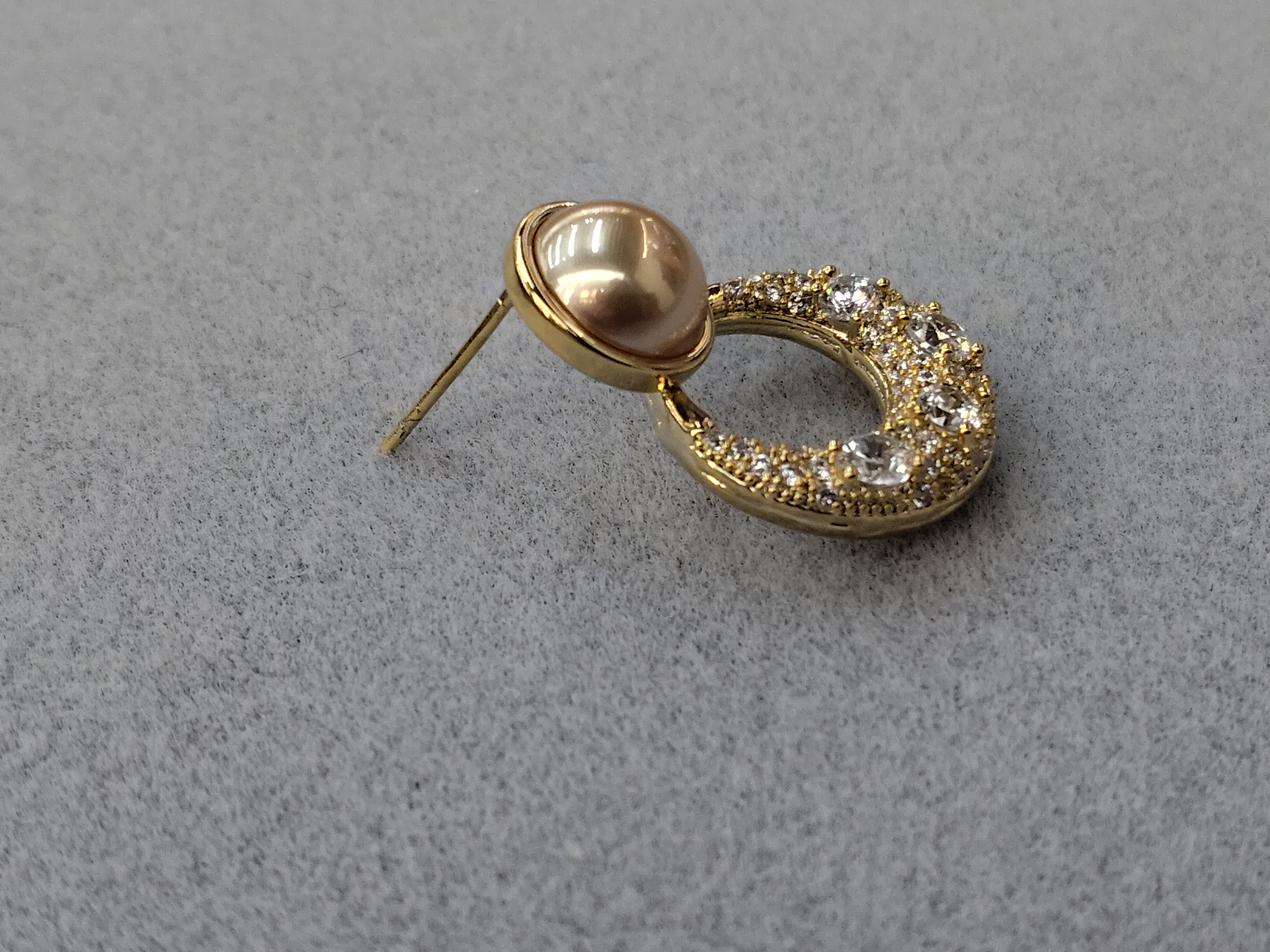 The new Waka Mi pearl earrings of 2025 are versatile, elegant, exquisite and classic. They are decorated with glittering zircon earrings Specification image