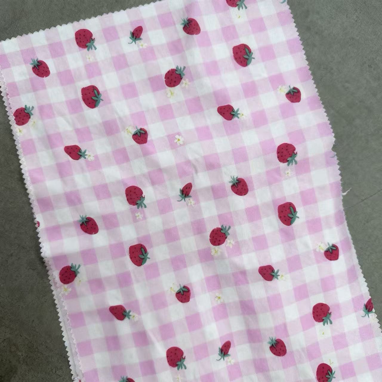 Factory direct sales of 30 pieces of artificial cotton printed pink and white checkered strawberry printed fabric, starting from 50 meters. Skin-friendly, breathable, fresh and sweet style, handmade DIY/ women's and children's clothing fabric artificial cotton details Picture