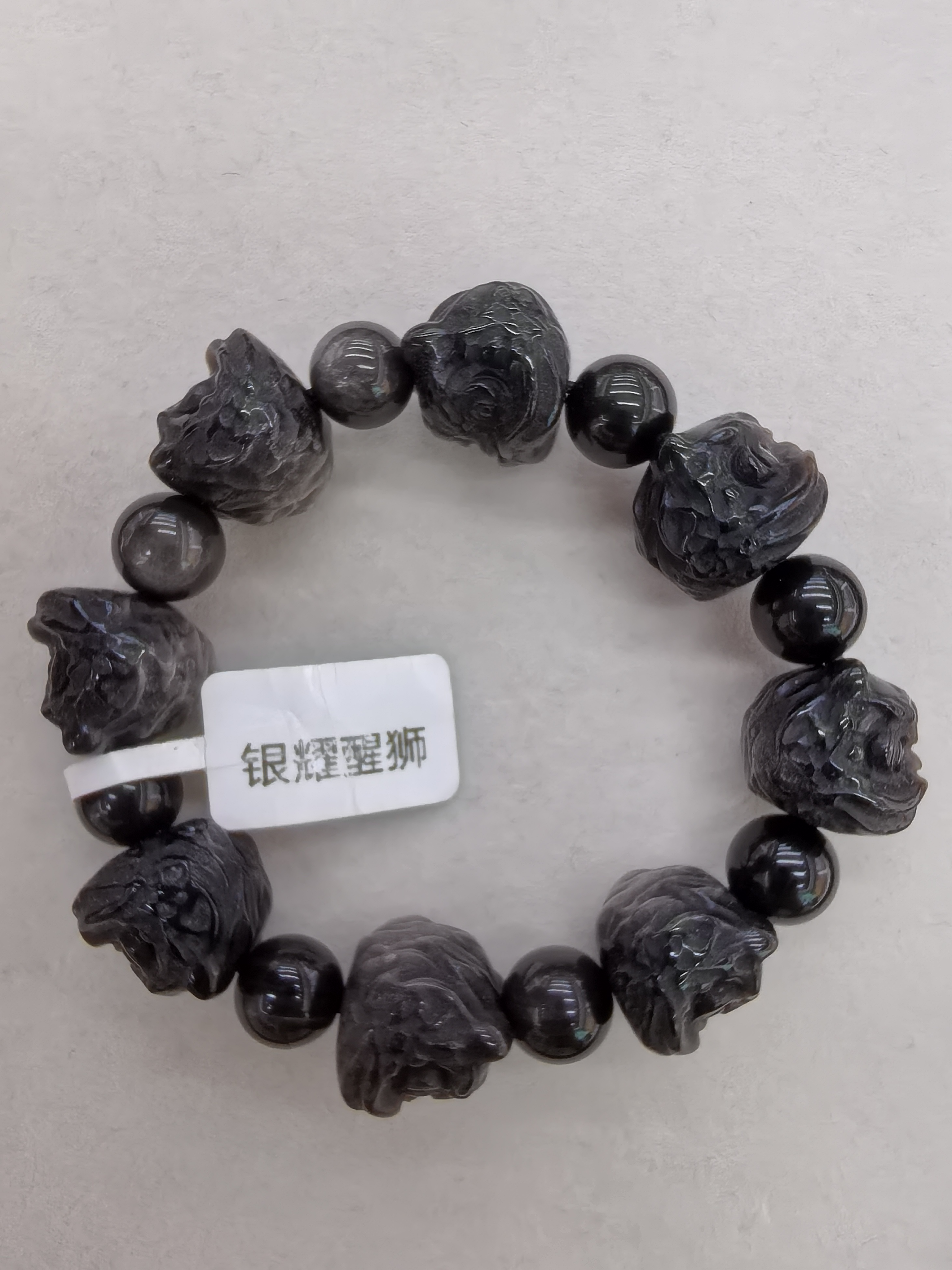 银曜醒狮是黑曜石家族中的稀有品种，表面闪烁银河碎钻般银色光斑，被誉为「暗夜守护者」。详情图1