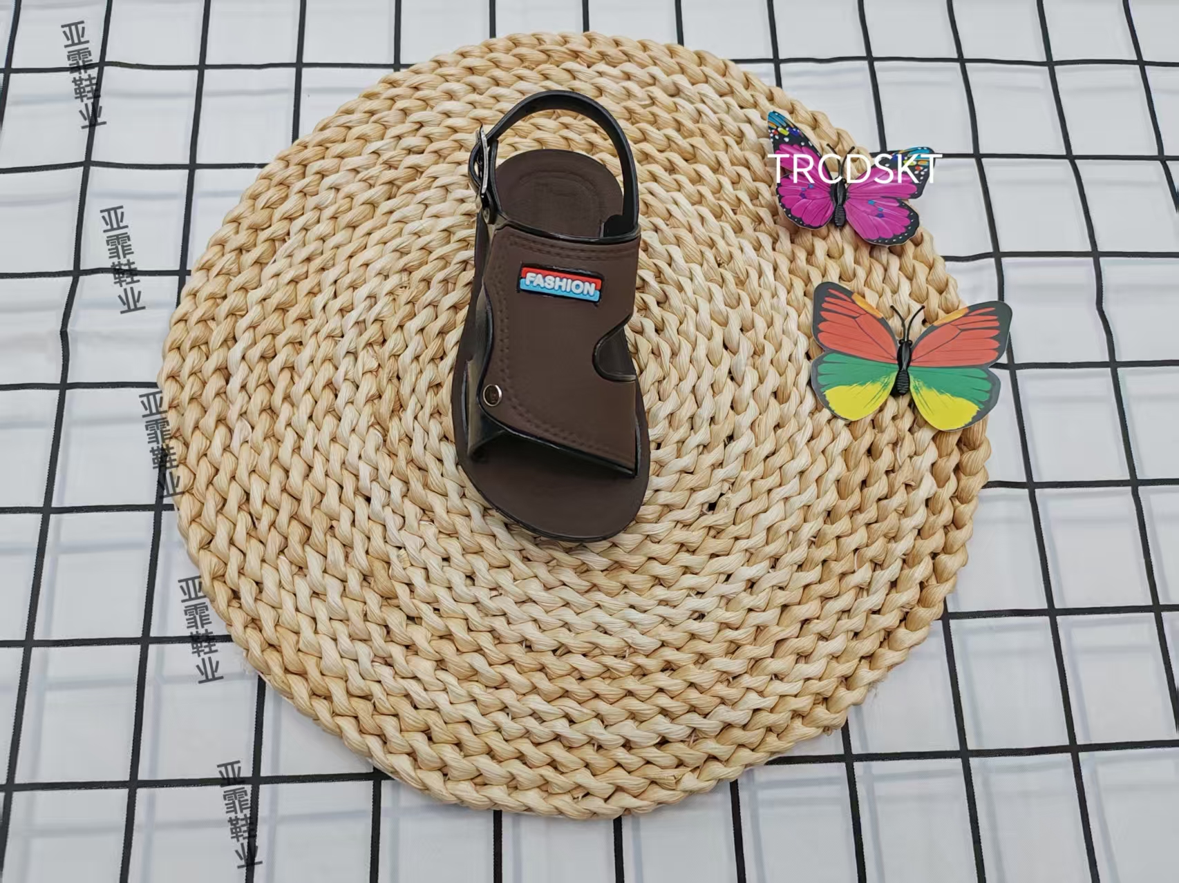 New Summer 2025 open-toe children's simple and anti-slip sandals full figure