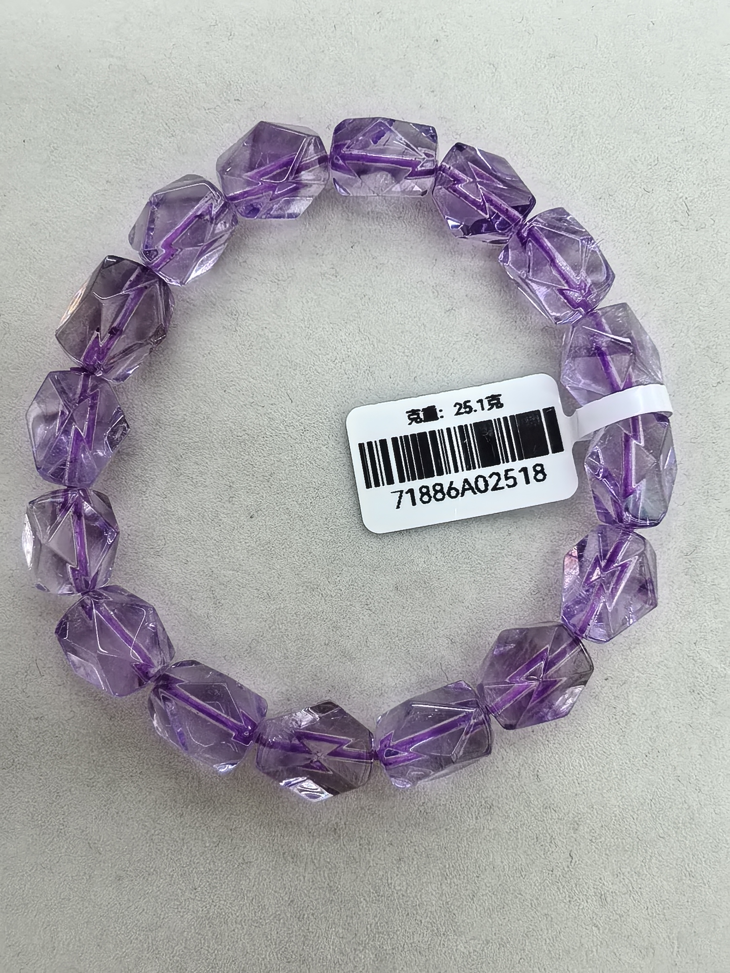 紫水晶（Amethyst）紫绒发
宛如晨曦凝结的霞光，通体萦绕着从淡雅丁香到深邃皇家紫的梦幻色泽，其紫色因含微量铁离子产品图