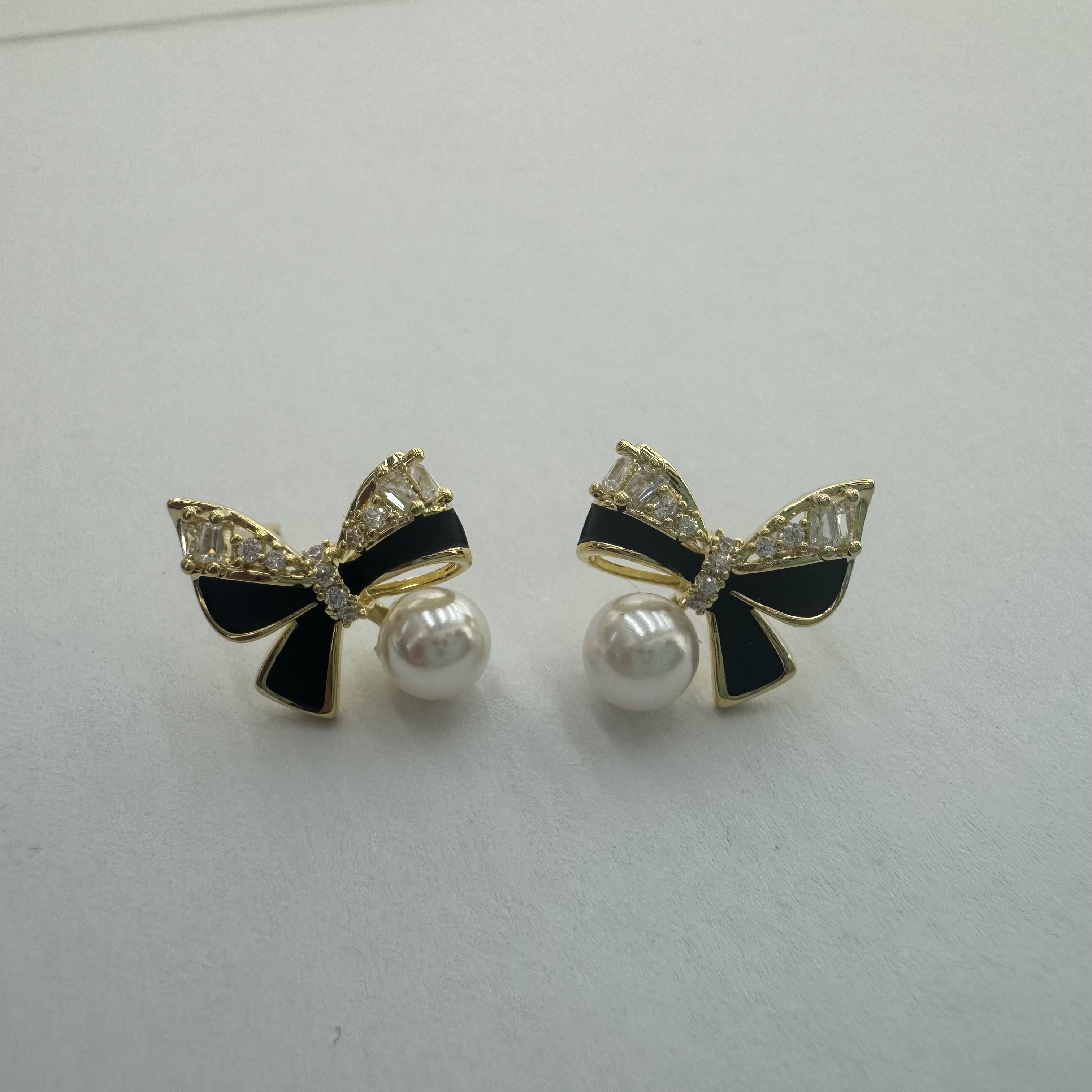 The new Waka Mi pearl earrings of 2025 are high-end, stylish, exquisite, delicate, versatile, fashionable and elegant, shining and brilliant. Zircon stud earrings Item Picture