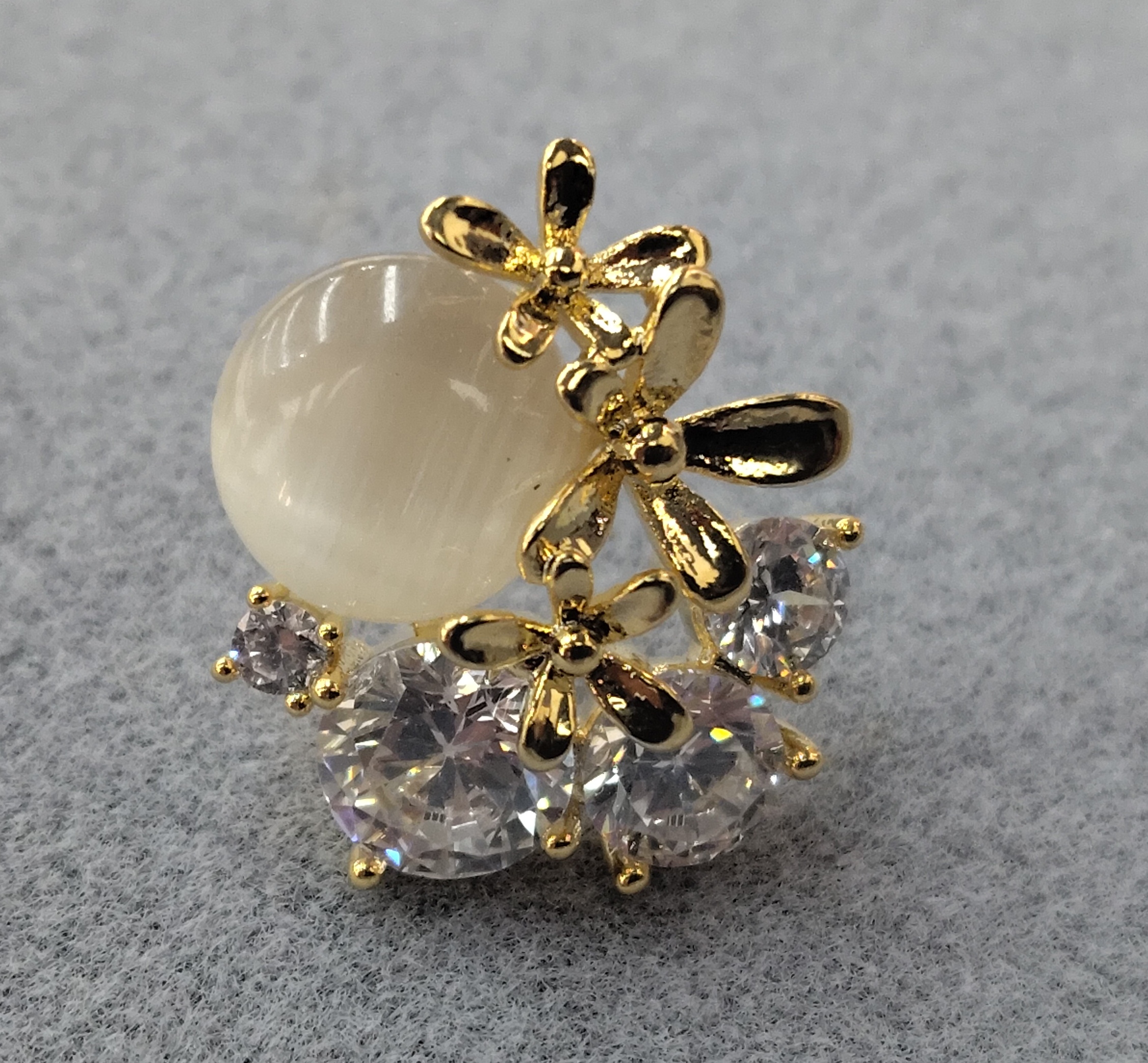 In 2025, the new Waka Mi model features flowers paired with delicate cat's eyes, which are versatile, dazzling, fashionable and stylish. It is decorated with zirconia ear studs details Picture