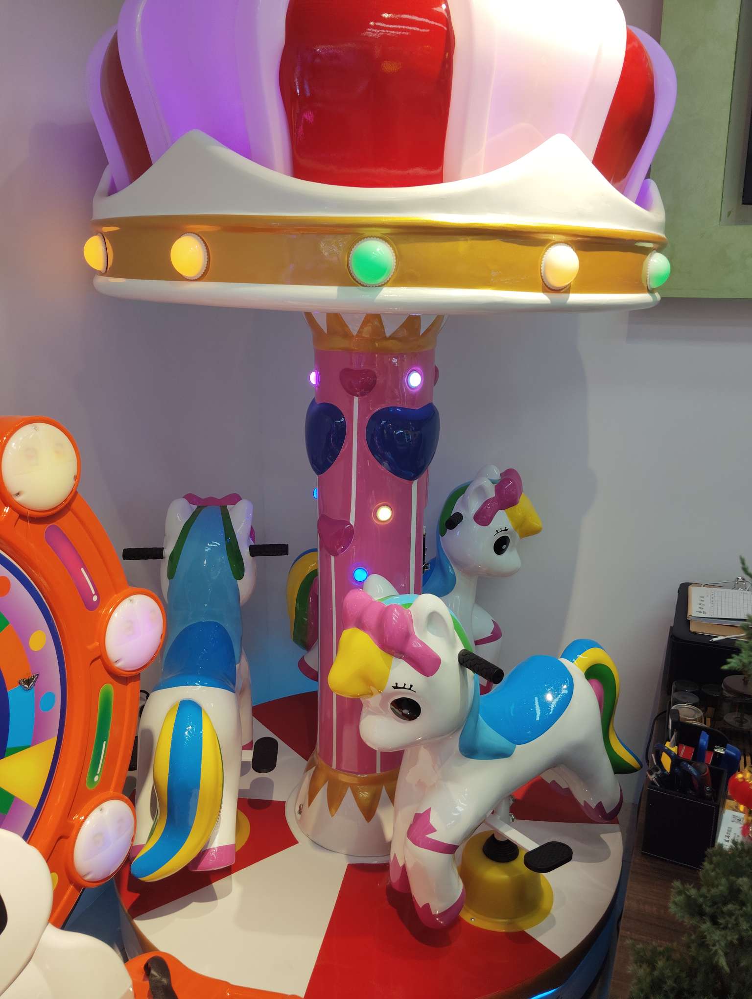 Factory direct sales of swing machines, rocking horses, square car games, and happy three-person carousels