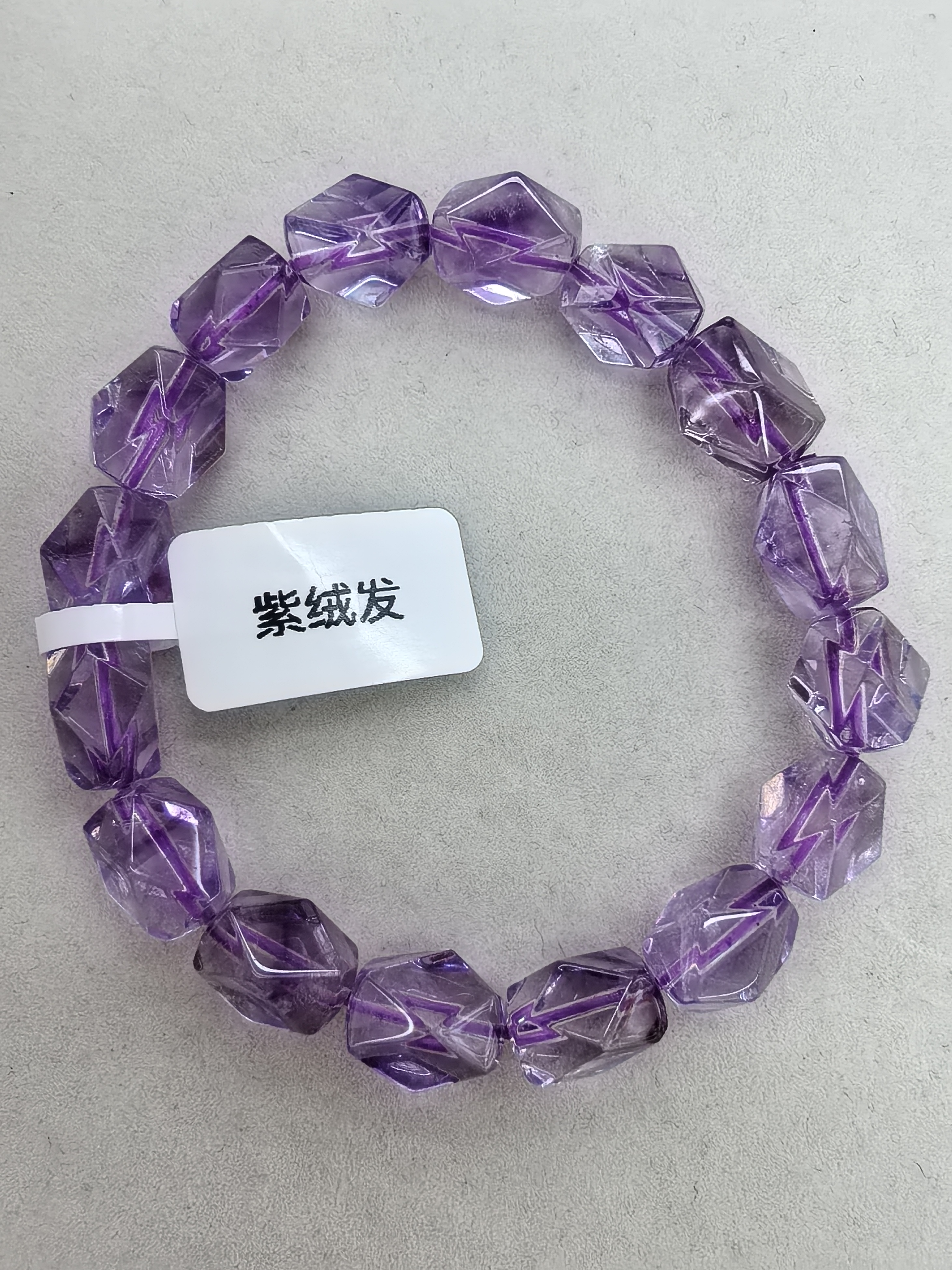 紫水晶（Amethyst）紫绒发
宛如晨曦凝结的霞光，通体萦绕着从淡雅丁香到深邃皇家紫的梦幻色泽，其紫色因含微量铁离子