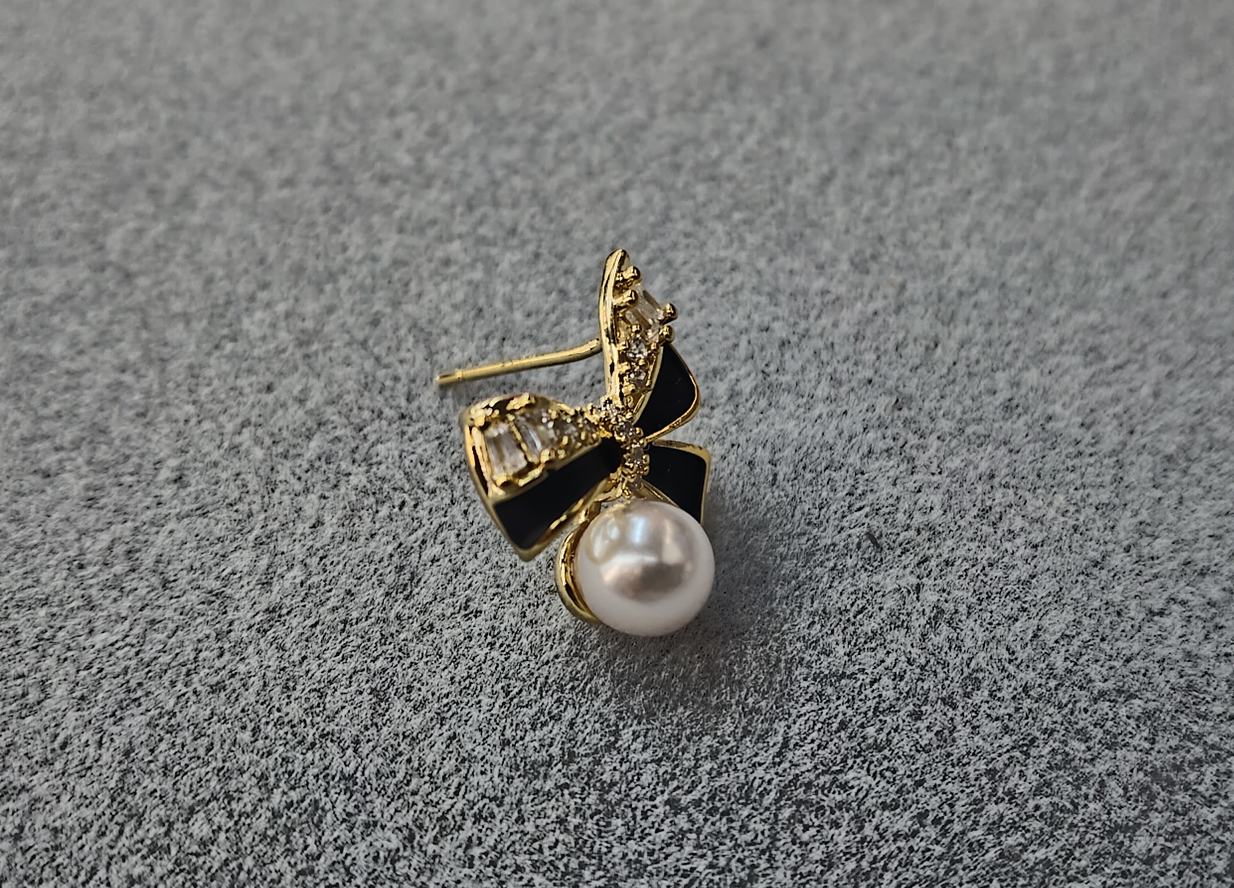 The new Waka Mi pearl earrings of 2025 are high-end, stylish, exquisite, delicate, versatile, fashionable and elegant, shining and brilliant. Zircon stud earrings Specification image