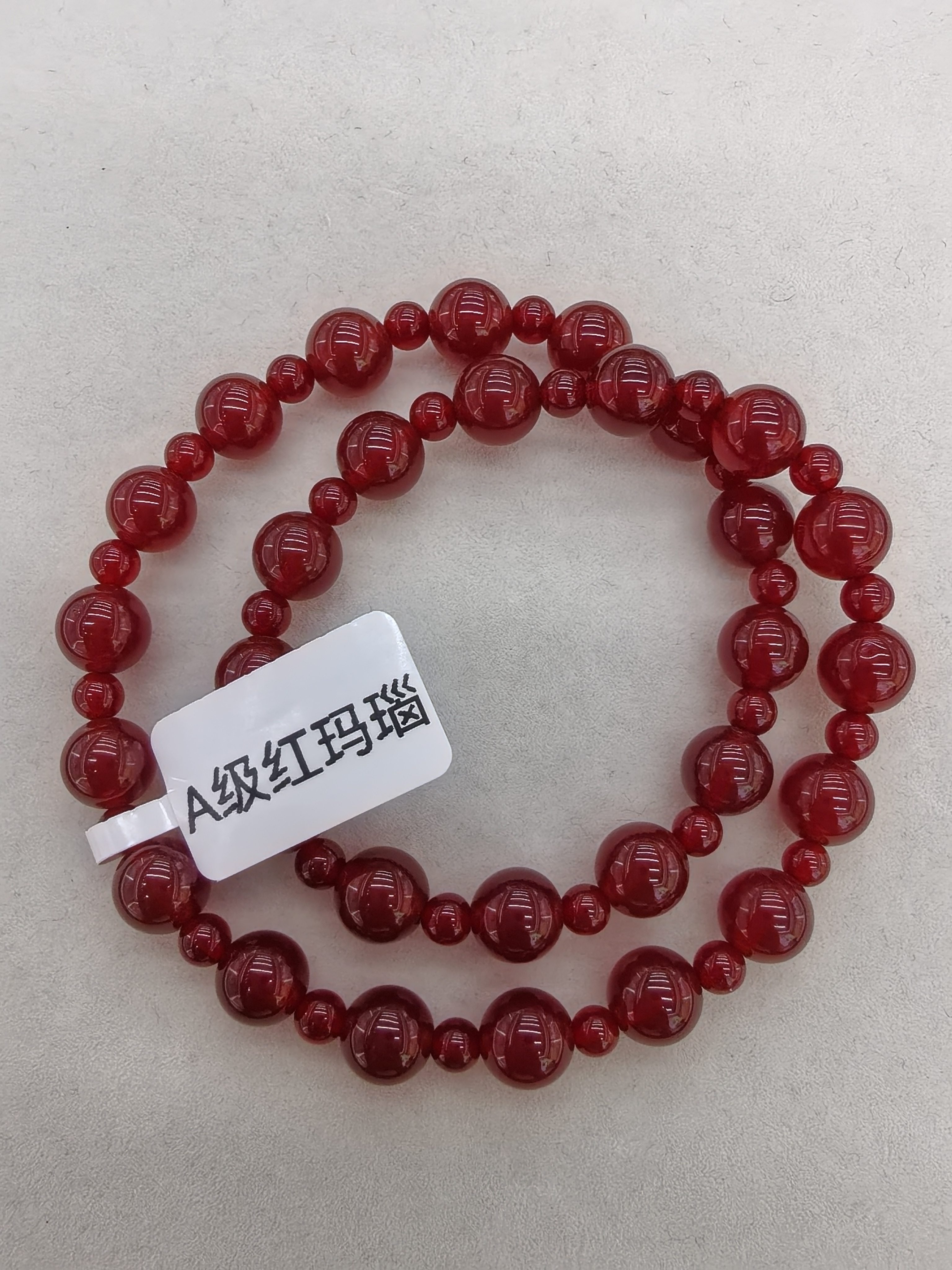 A级红玛瑙是一种以红色调为主的玛瑙品种，属于玉髓的变种，其主要成分为二氧化硅（SiO2），因含微量铁元素（Fe³⁺）
