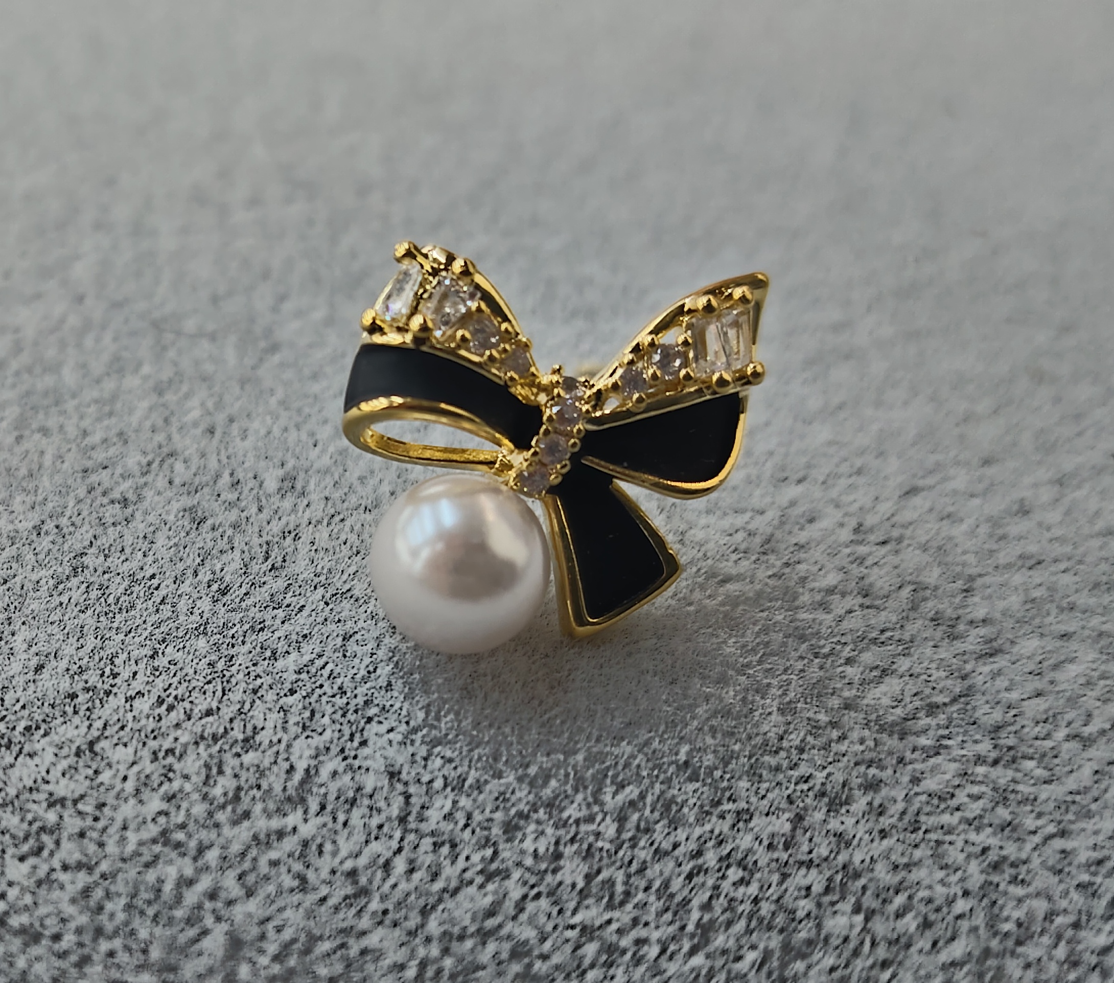 The new Waka Mi pearl earrings of 2025 are high-end, stylish, exquisite, delicate, versatile, fashionable and elegant, shining and brilliant. Zircon stud earrings details Picture