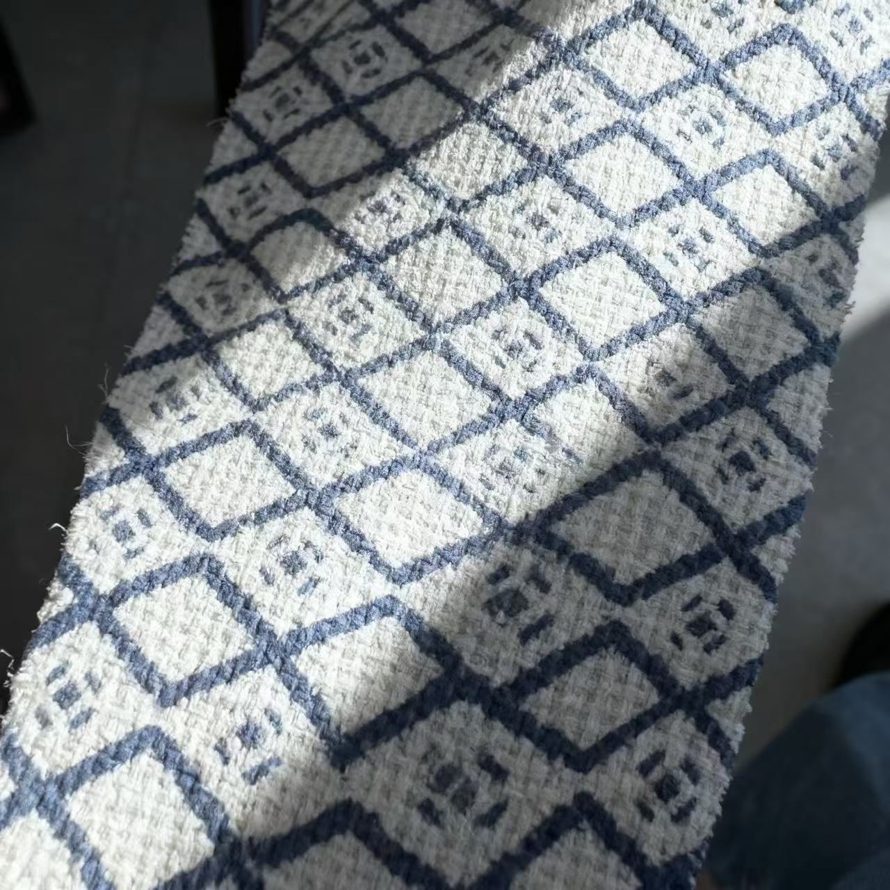 All-cotton jacquard printed fabric, blue and white diamond-shaped retro geometric pattern, breathable and skin-friendly, factory direct sales support customization, in-stock/custom-dyed suitable clothing/home textile fabric details Picture