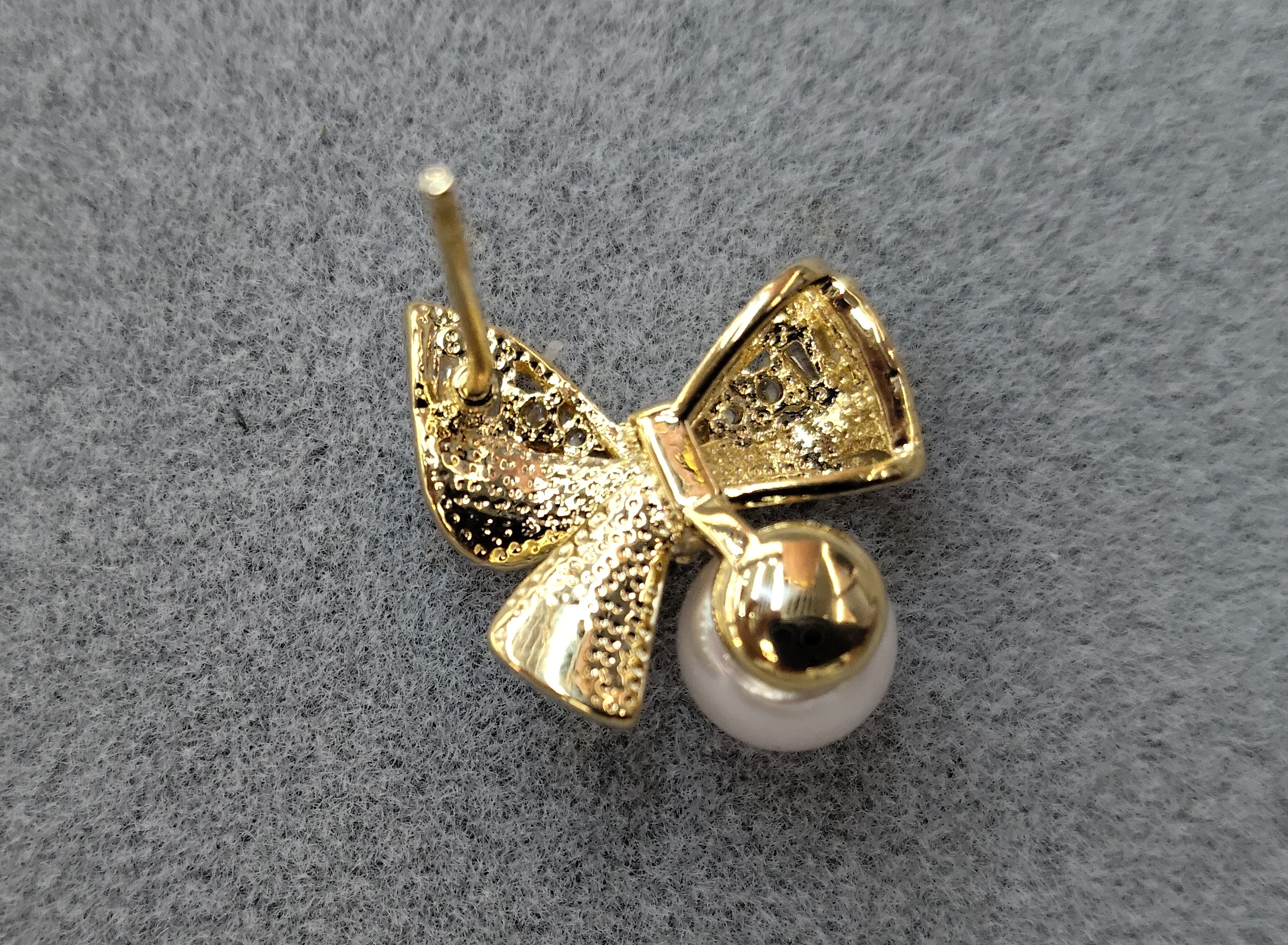 The new Waka Mi pearl earrings of 2025 are high-end, stylish, exquisite, delicate, versatile, fashionable and elegant, shining and brilliant. Zircon stud earrings Application Scenario