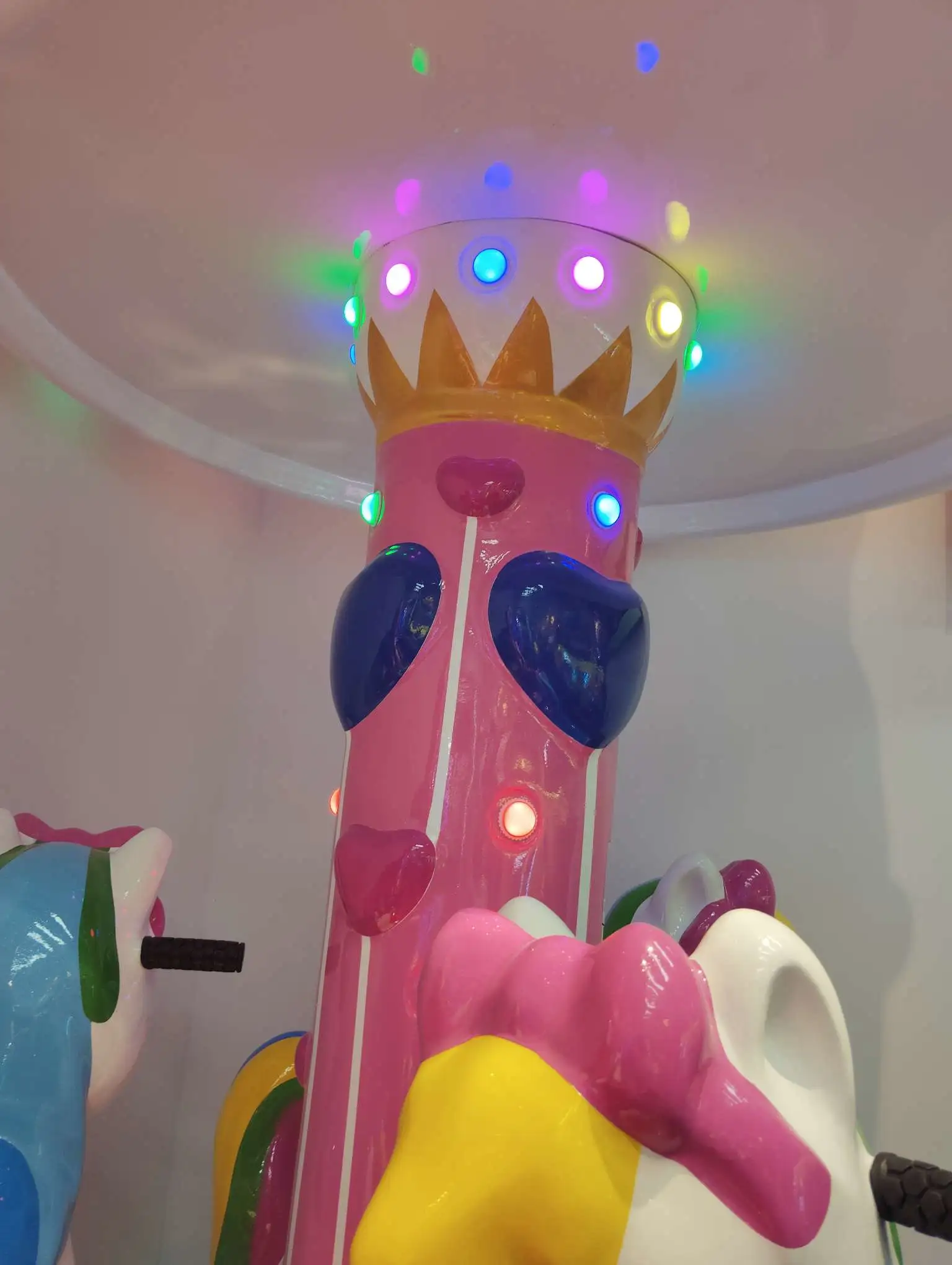 Factory direct sales of swing machines, rocking horses, square car games, and happy three-person carousels detail image 3